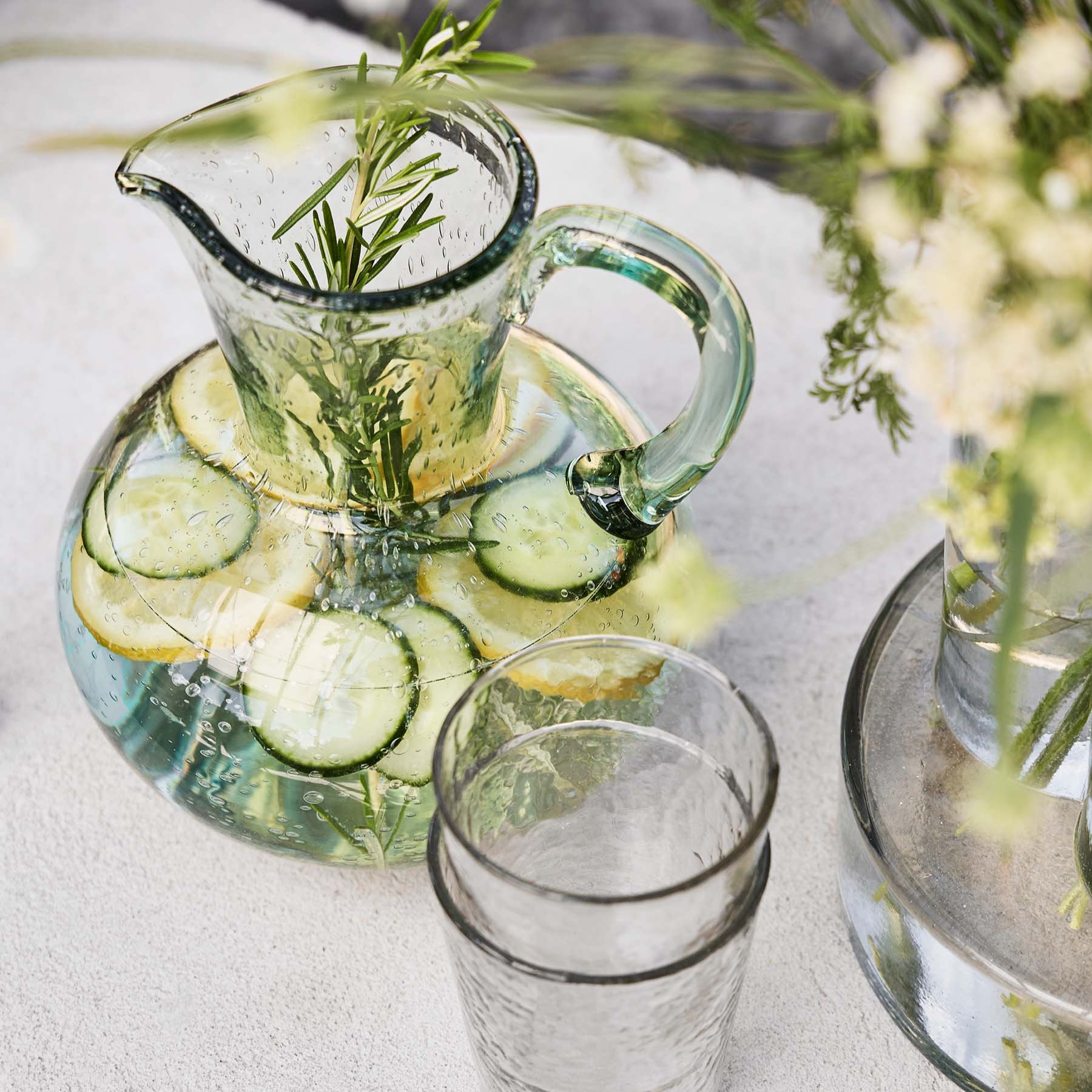 Garonne karaflen fra Tell Me More er en mundblæst vandkande i grønt klar glas