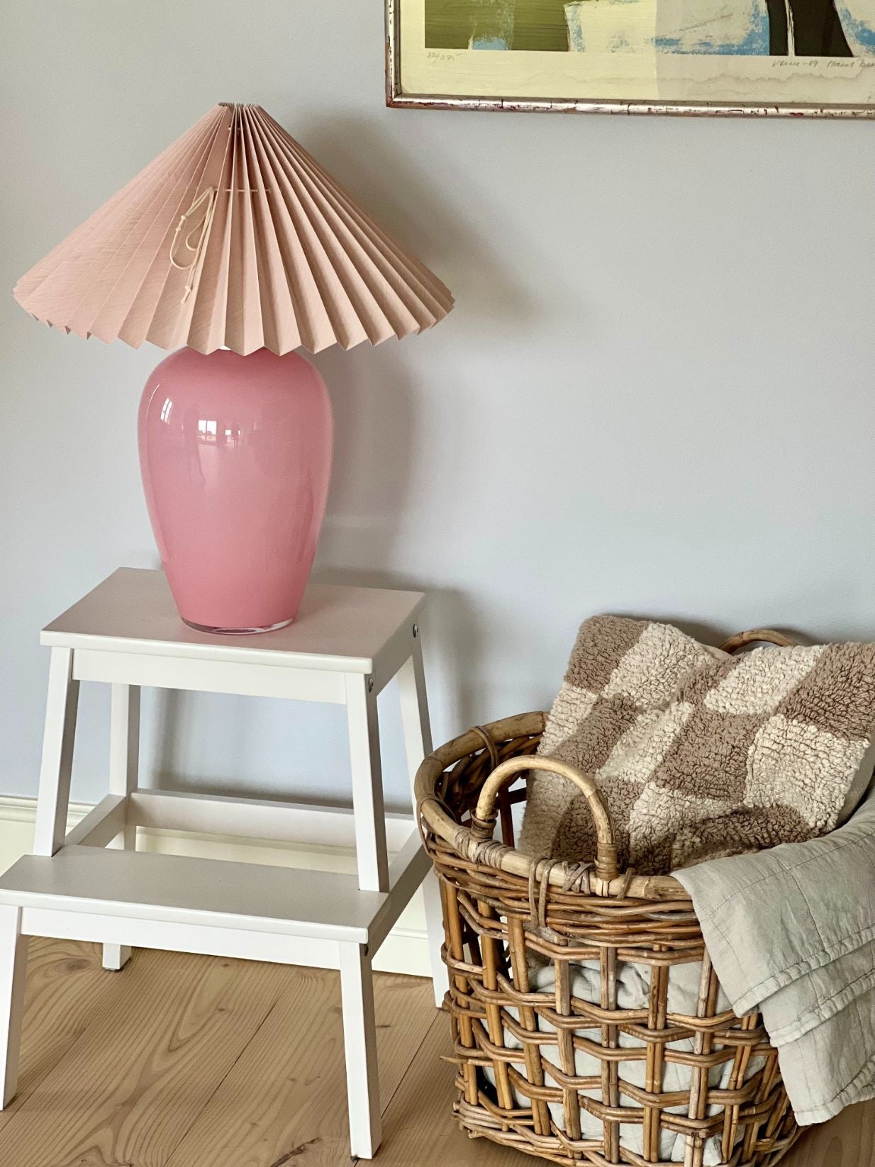 Stor og fyldig mundblæst glaslampe fra den danske virksomhed Pink Rose. Denne glaslampe er i farven rosa opal, som er en fin lyserød. Her er den parret med en lysere lyserød lampeskærm