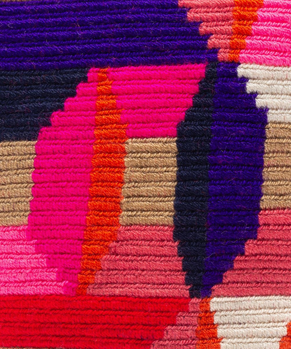 Guanabana tote bag er en lille rund hæklet taske i beige/brun og lyserøde farver
