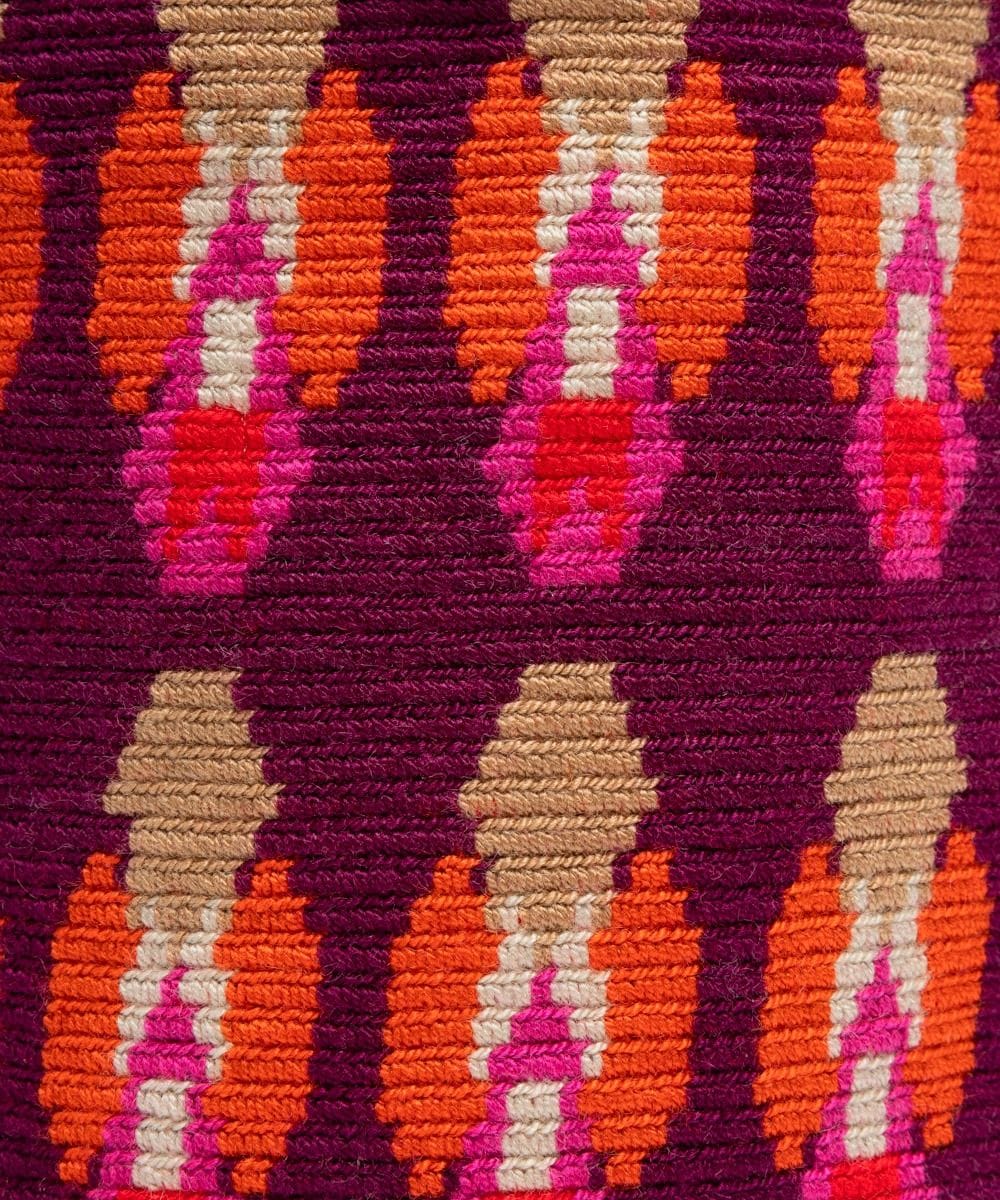 Guanabana tote bag er en lille rund hæklet taske i lilla og orange farver