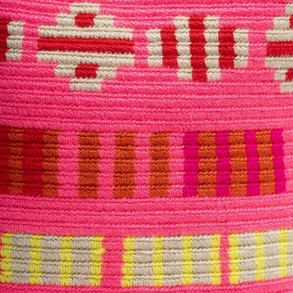 Håndlavet crossbody taske fra Guanabana i farverigt vævet design med snørelukning