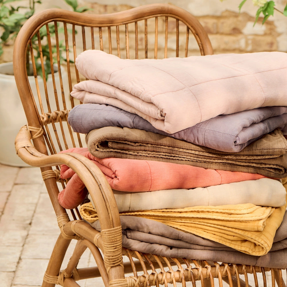 Quilt tæpper fra Ib Laursen i stenvasket bomuld