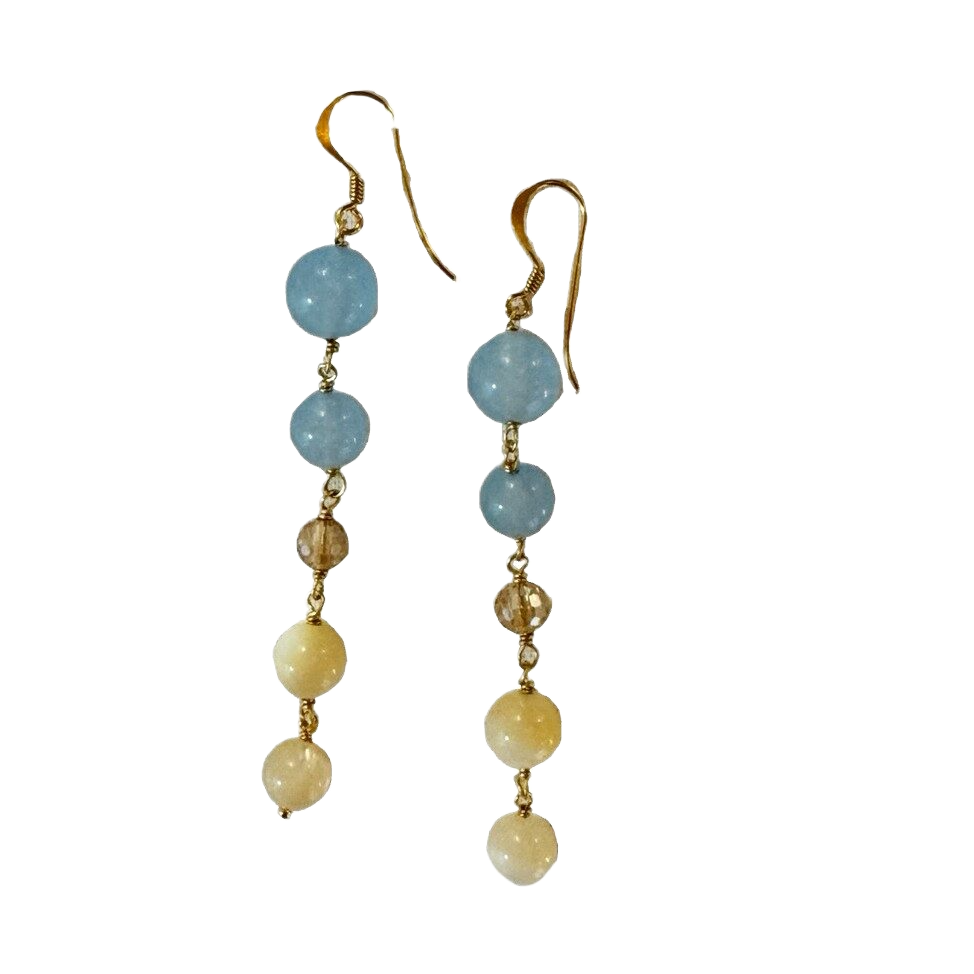 Ibu Jewels øreringe med lyse blå perler, gyldne detaljer og cremefarvede sten