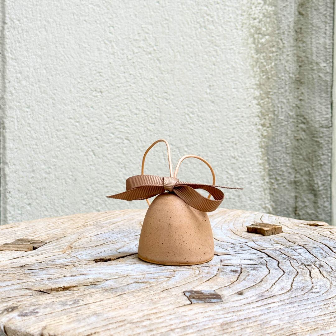 Keramik juleklokke i beige fra Julie Damhus - perfekt til jul, juletræet eller en græn i juletiden