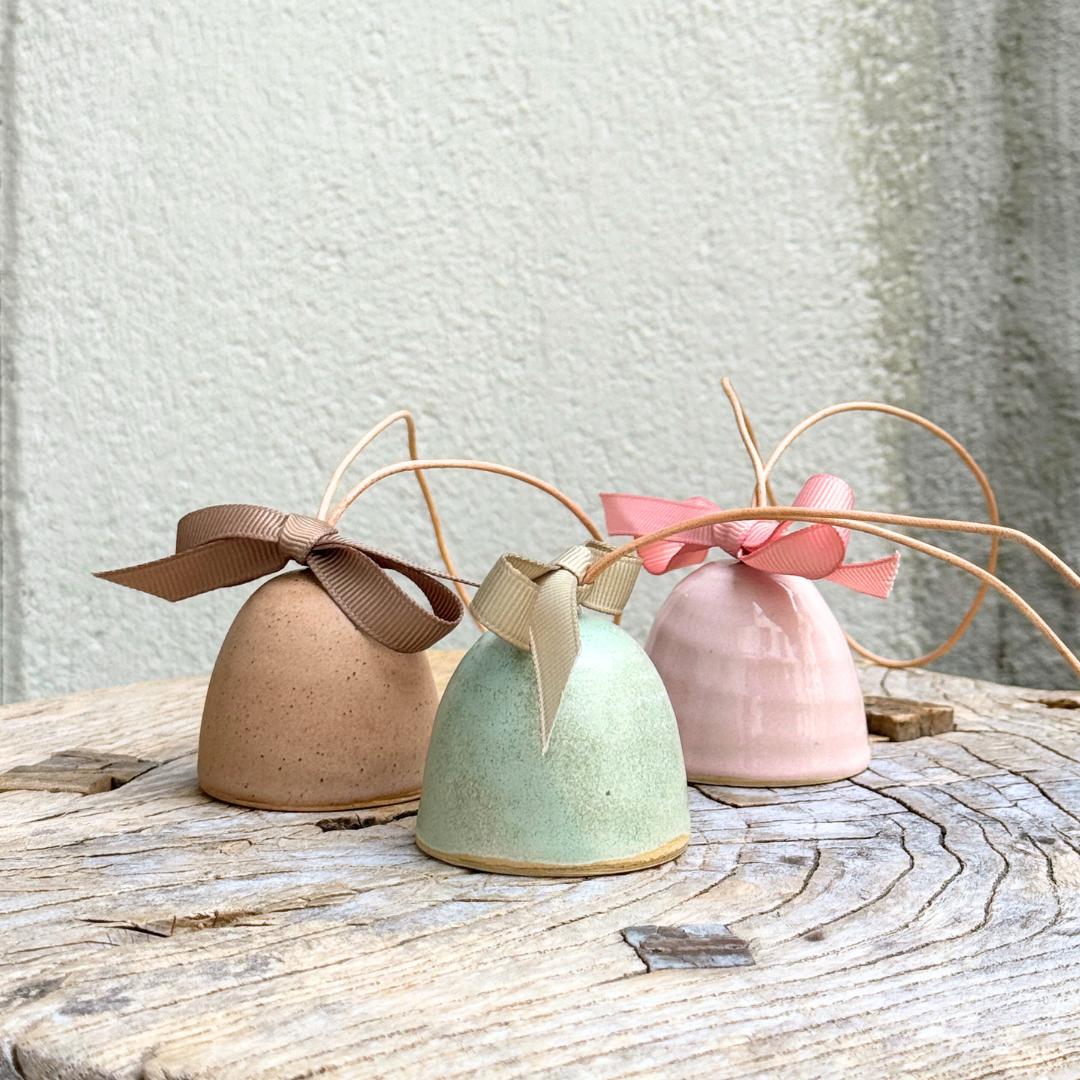 Julie Damhus keramik juleklokker i flere farver