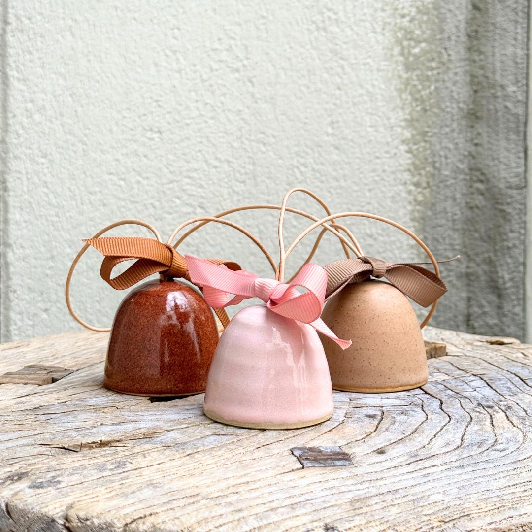 Keramik juleklokker fra Julie Damhus - her ses et mix af flere farver