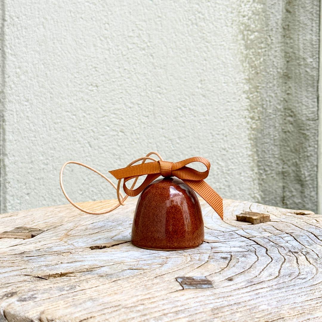 Juleklokke fra Julie Damhus i en brændt brunt glasur