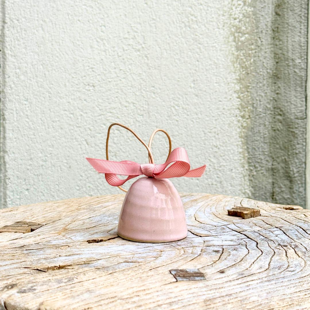 Pink juleklokke i keramik fra Julie Damhus - enkelt og fint julepynt