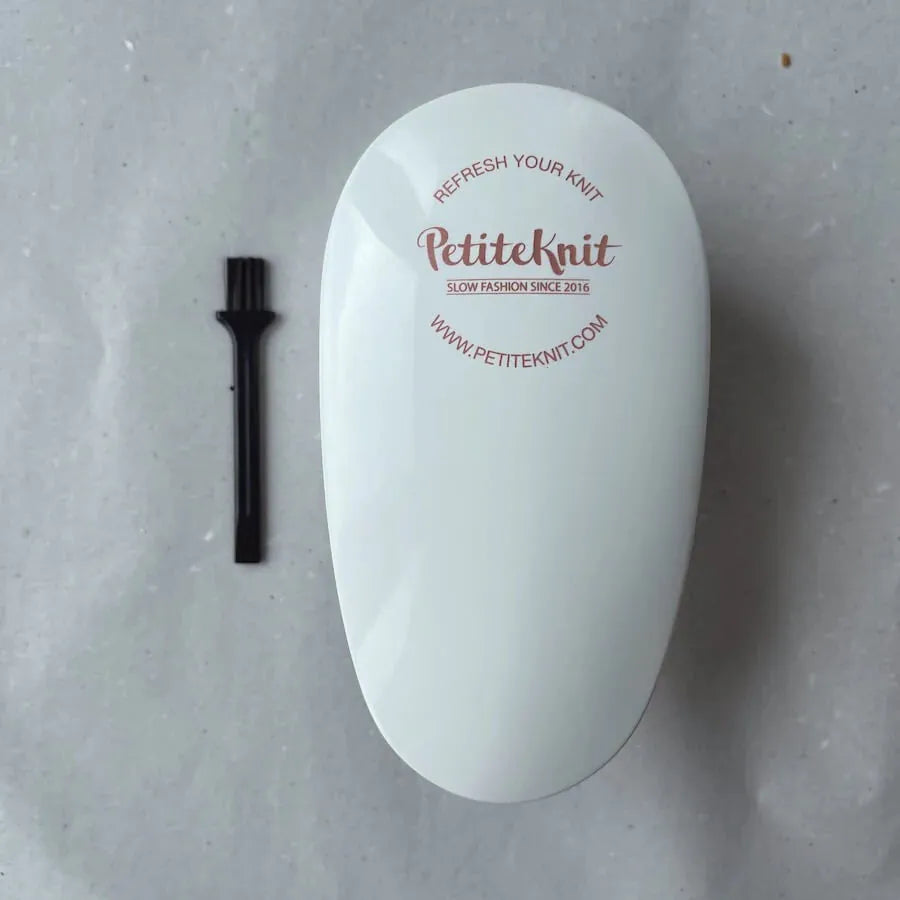 Close-up af PetiteKnit fnugfjerner designet til uld og strik