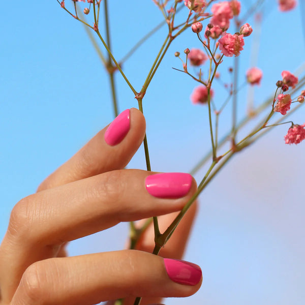En vegansk neglelak fra Manucurist Paris i farven 'Petula' som er en pink neglelak med blå undertoner