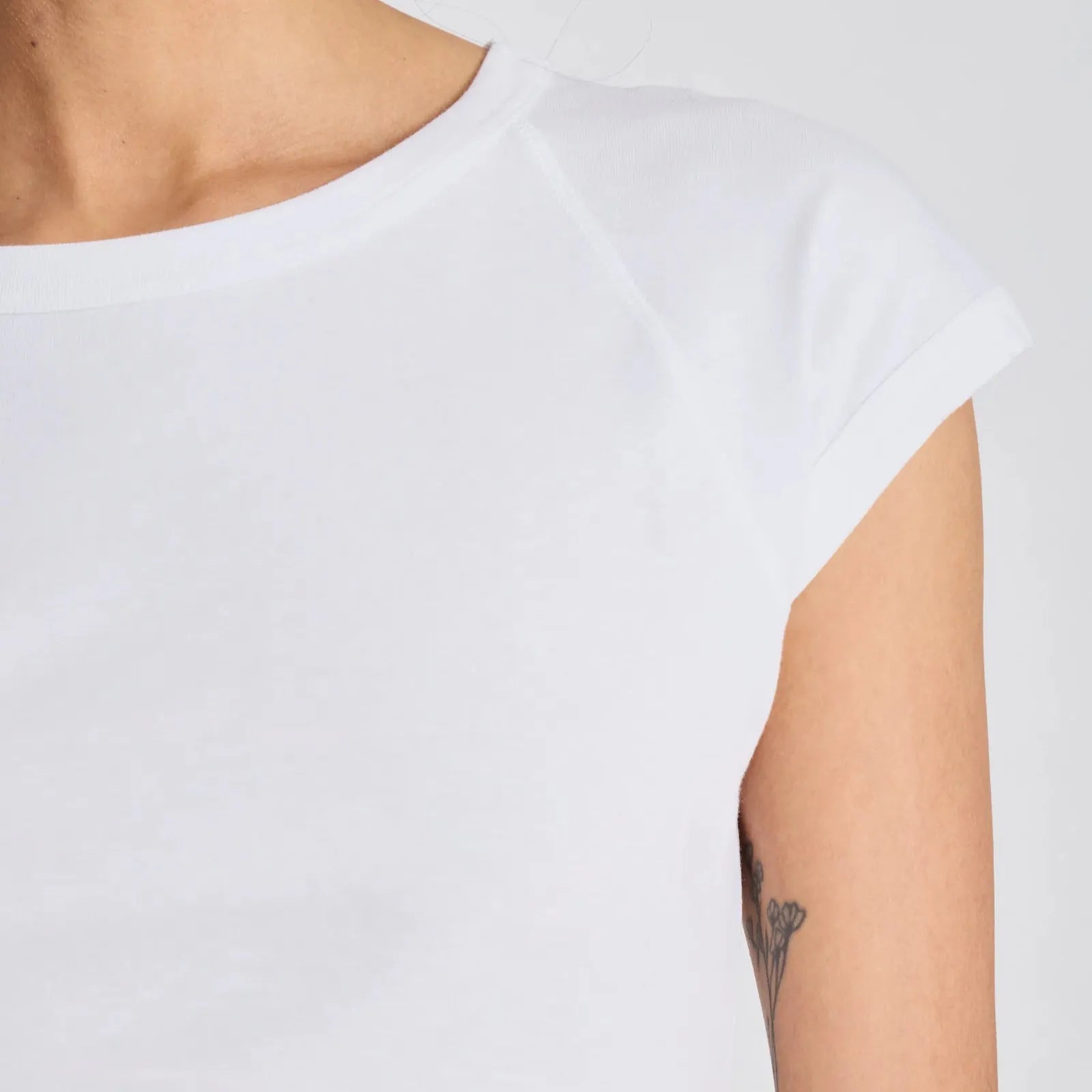 hvid t-shirt med små korte ærmer fra gai+lisva