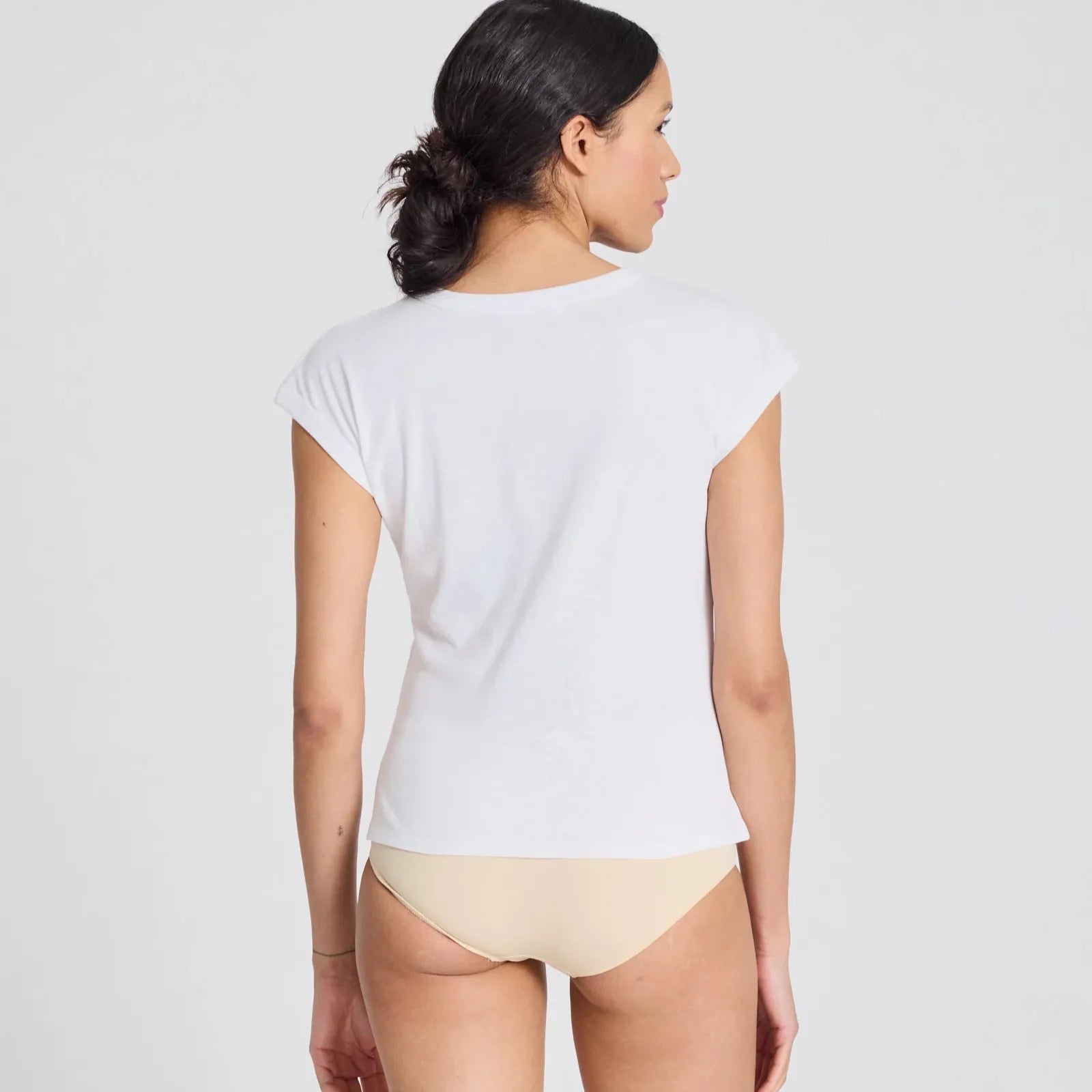 hvid t-shirt med små korte ærmer fra gai+lisva