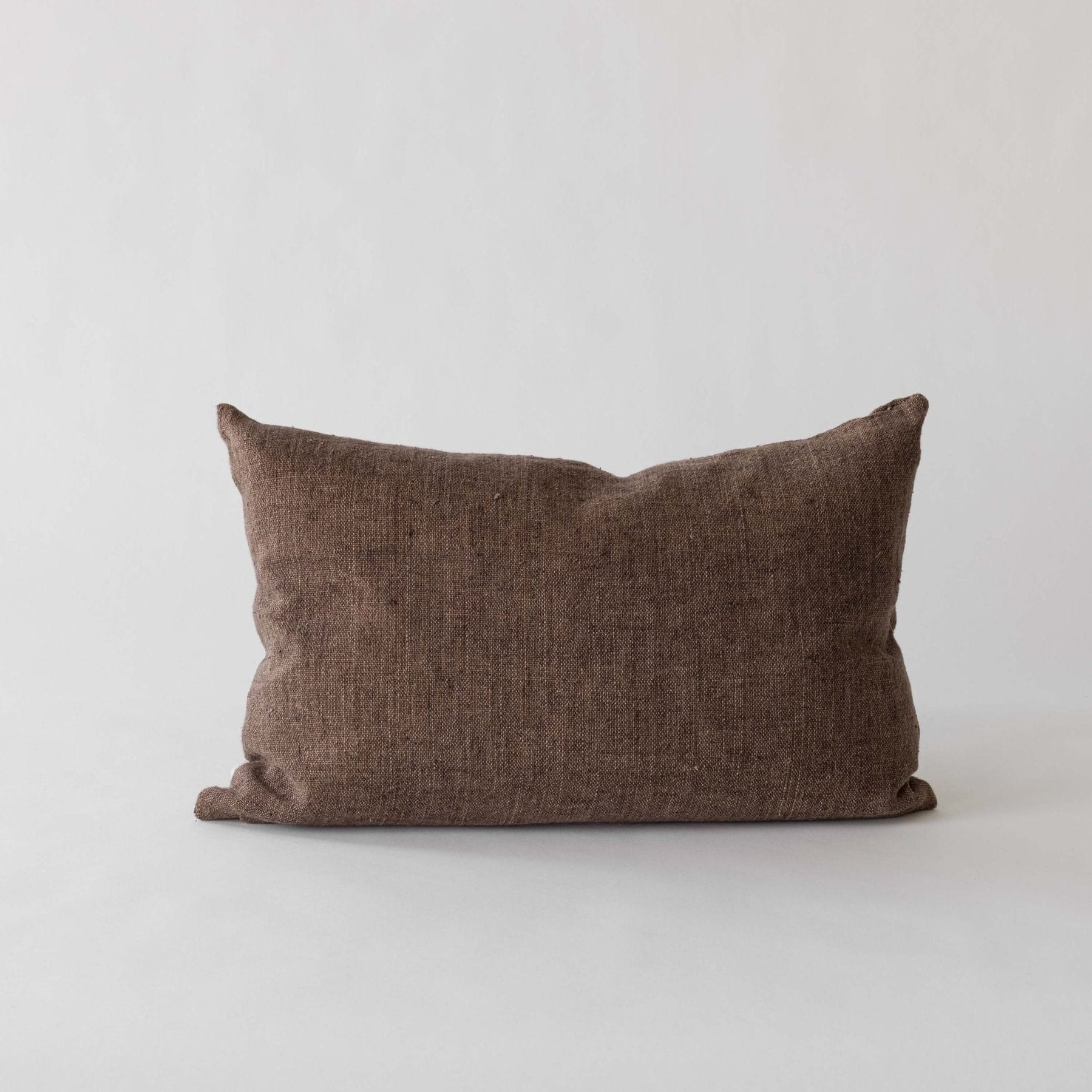 Margaux pude fra Tell Me More i 100% hør - brug den i soveværelset, stuen eller sofaen. Mix puden med andre puder for at få et unikt udtryk. Cinnamon er en lysere brun farve