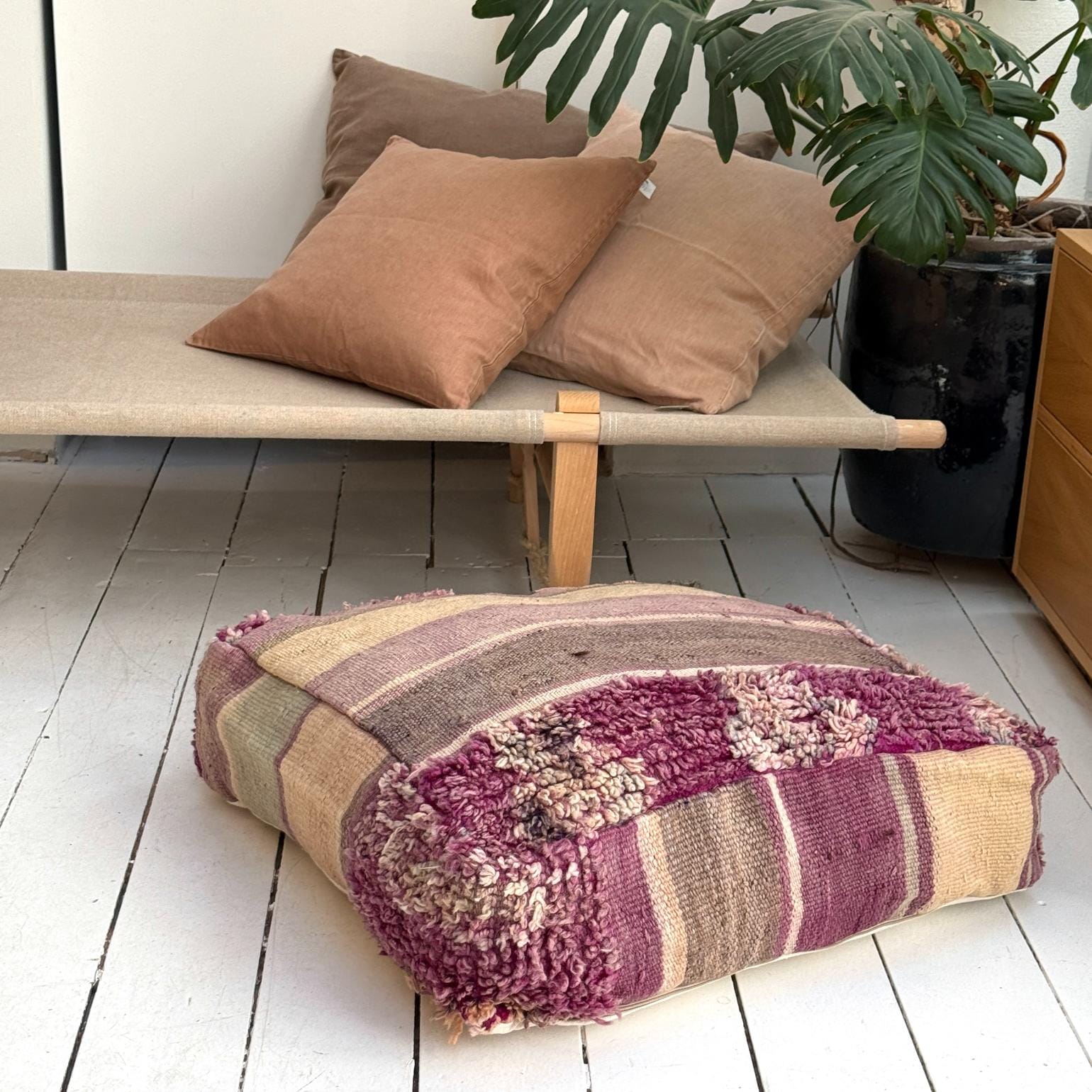 Marokkansk puf i vintage uld med striber i rosa, beige og brunlige nuancer