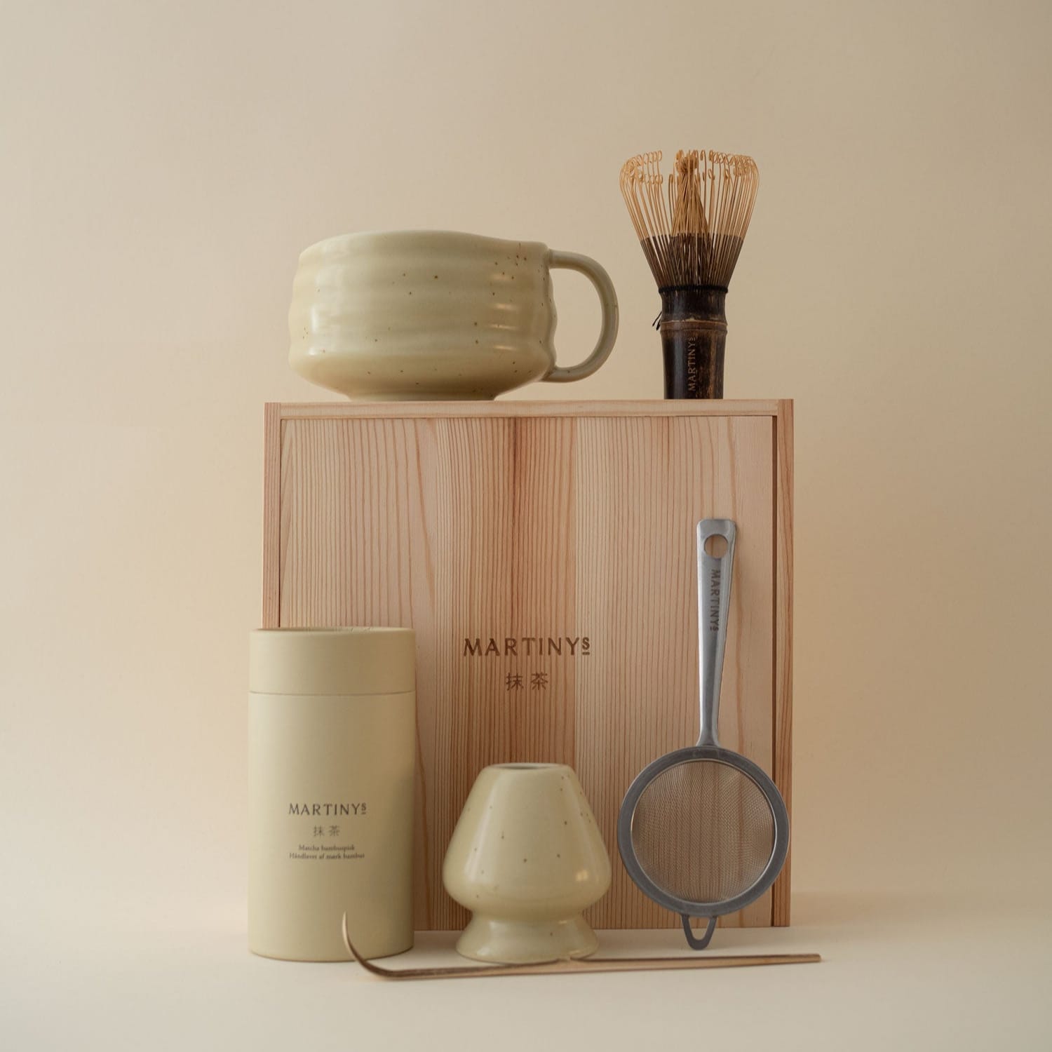 Martinys matcha sæt - indeholder bambuspisk, bambusske, matcha kop, si og holder til bambuspisk samt 30 gr- matcha. Den perfekte gaveide!