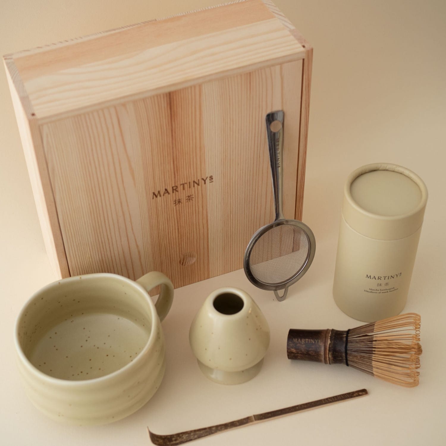 Martinys matcha sæt - indeholder bambuspisk, bambusske, matcha kop, si og holder til bambuspisk samt 30 gr- matcha. Den perfekte gaveide!