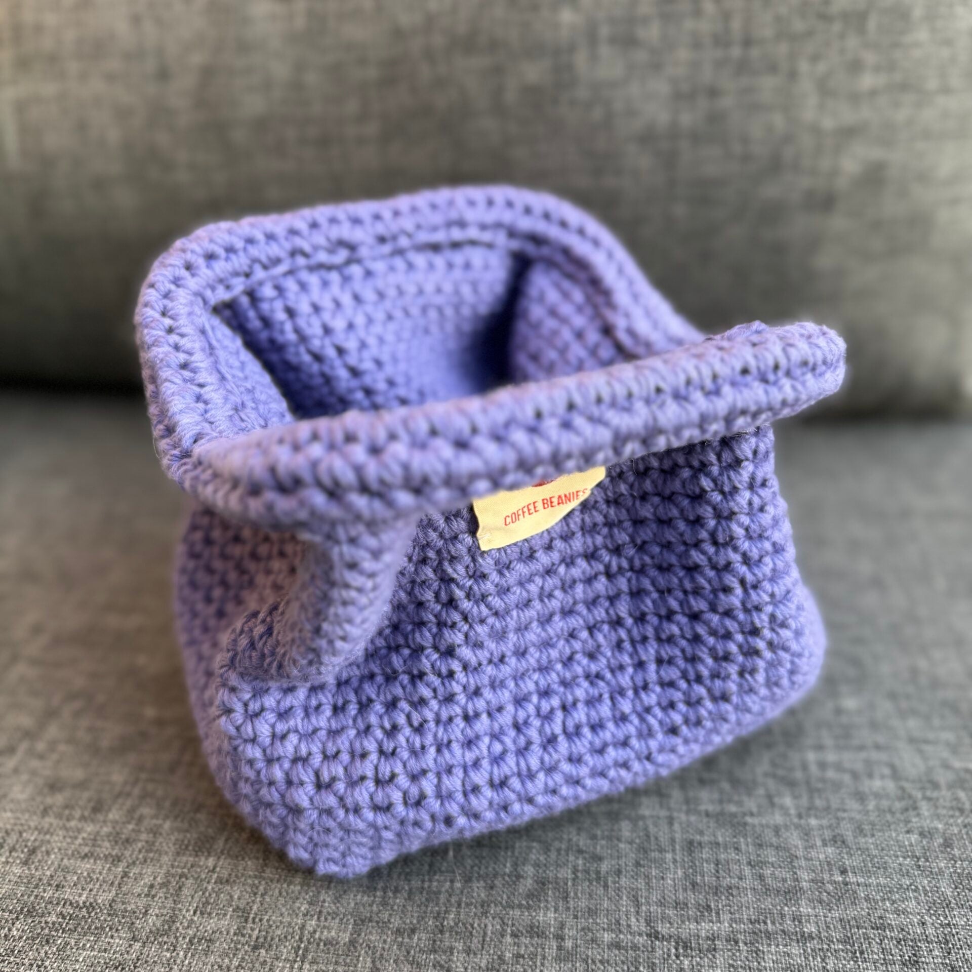 Lilla hæklet clutch fra Coffee Benaies med logo