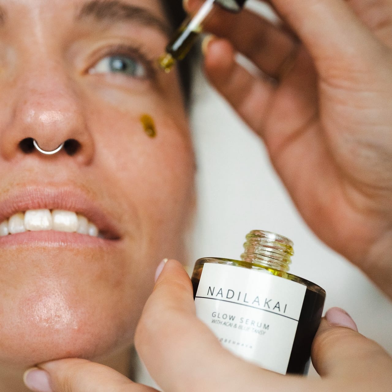Naturligt glow serum fra Nadilakai med planteolier og antioxidanter