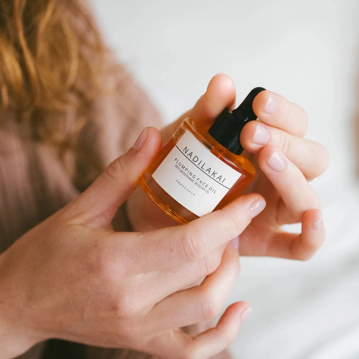 Nadilakai Plumping Face Oil i glasflaske med pipette