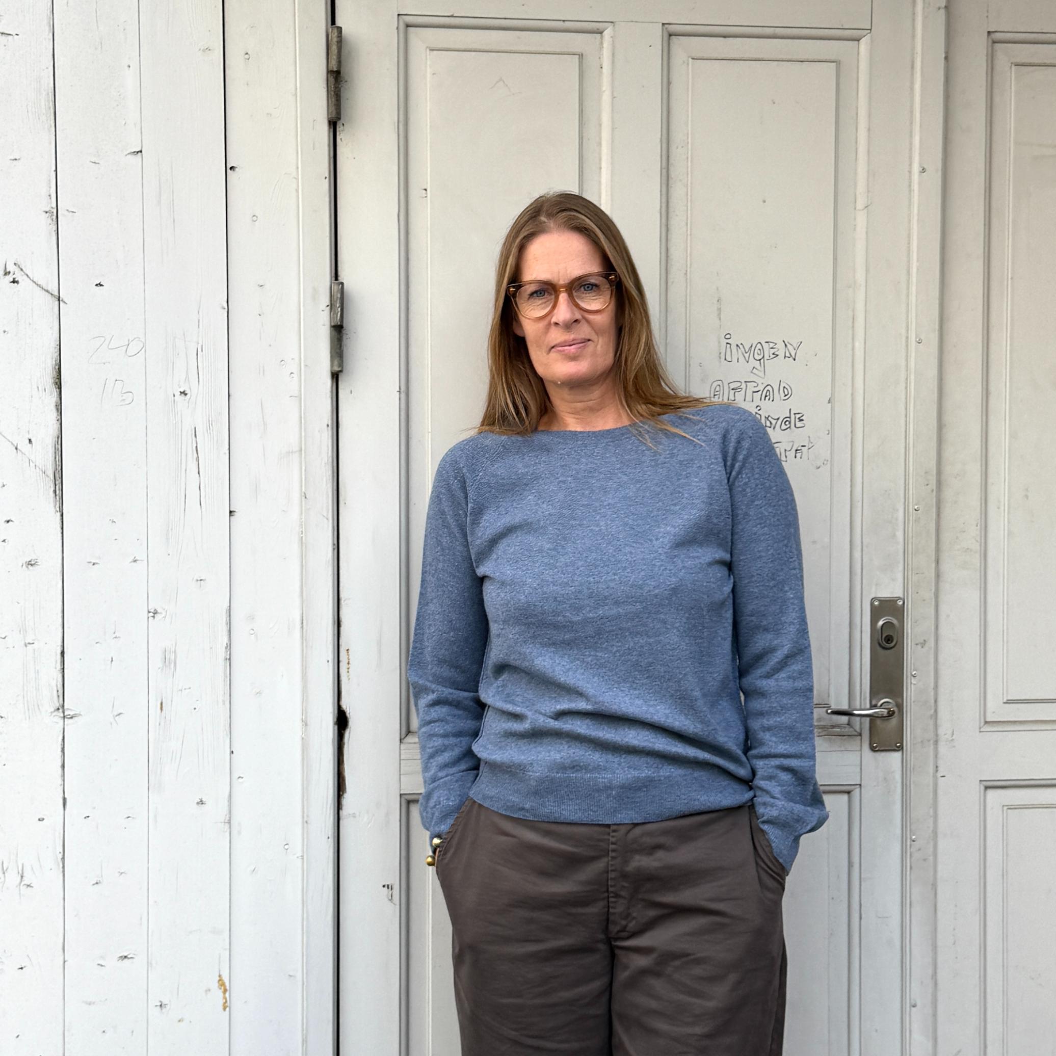 Langærmet strik fra Note Anecdote i 90% merinould og 10% kashmir. Denne er i en lækker blå farve