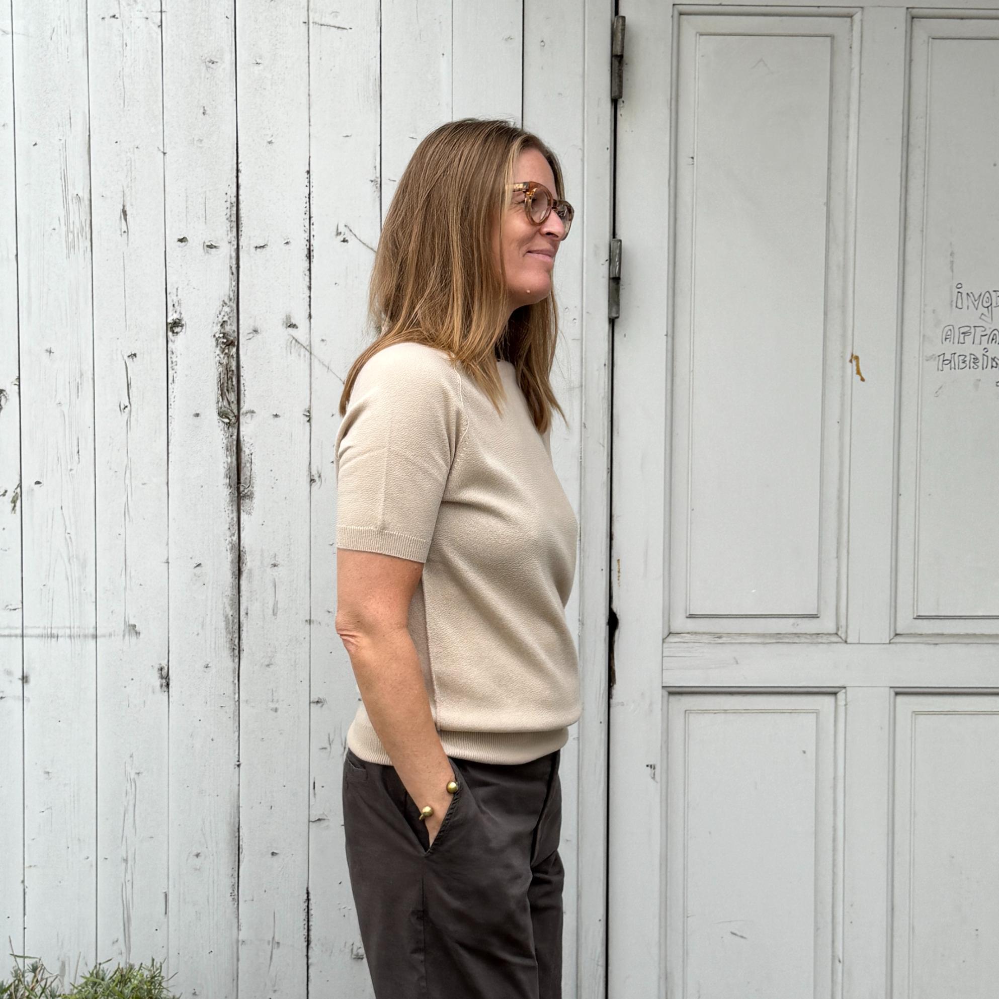 Raglan kortærmet strik fra Note Anecdote i 90% merinould og 10% kashmir. Denne er i en lækker beige/off white farve