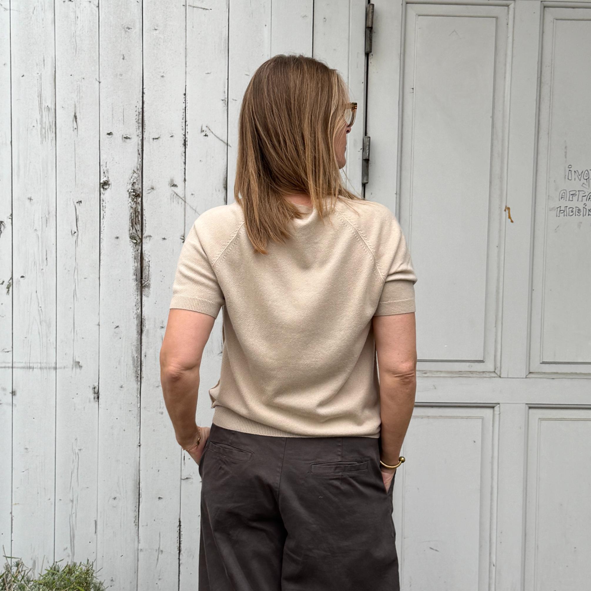 Raglan kortærmet strik fra Note Anecdote i 90% merinould og 10% kashmir. Denne er i en lækker beige/off white farve