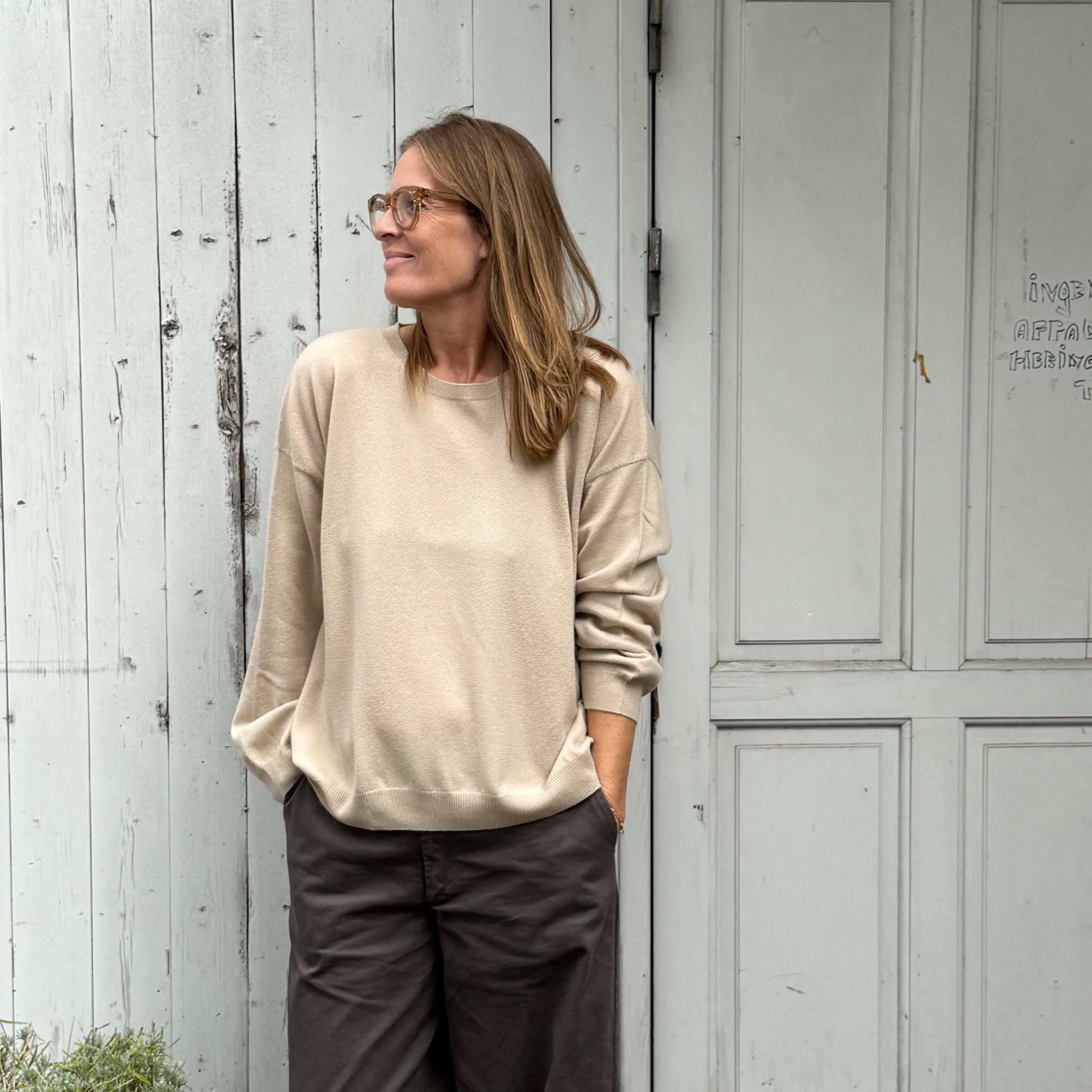 Langærmet bred strik fra Note Anecdote i 90% merinould og 10% kashmir. Denne er i en beige farve