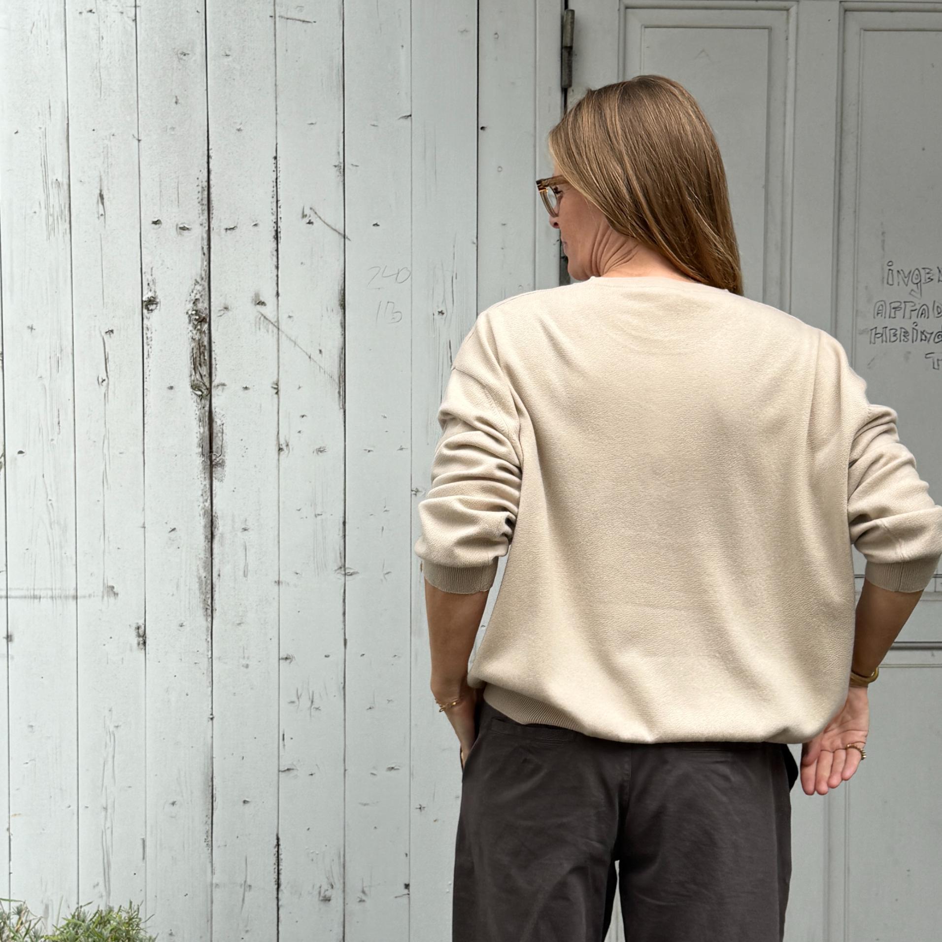 Langærmet bred strik fra Note Anecdote i 90% merinould og 10% kashmir. Denne er i en beige farve