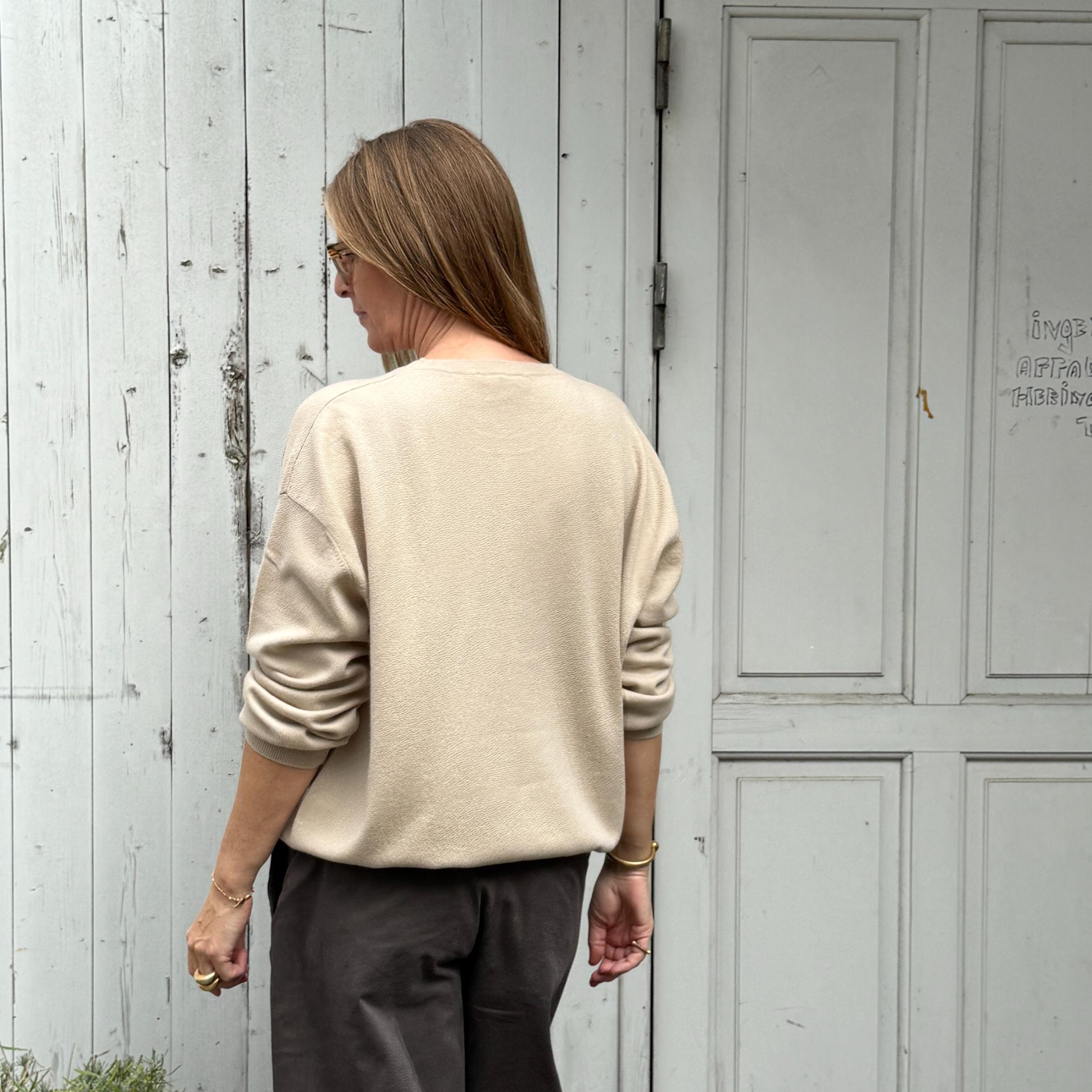 Langærmet bred strik fra Note Anecdote i 90% merinould og 10% kashmir. Denne er i en beige farve