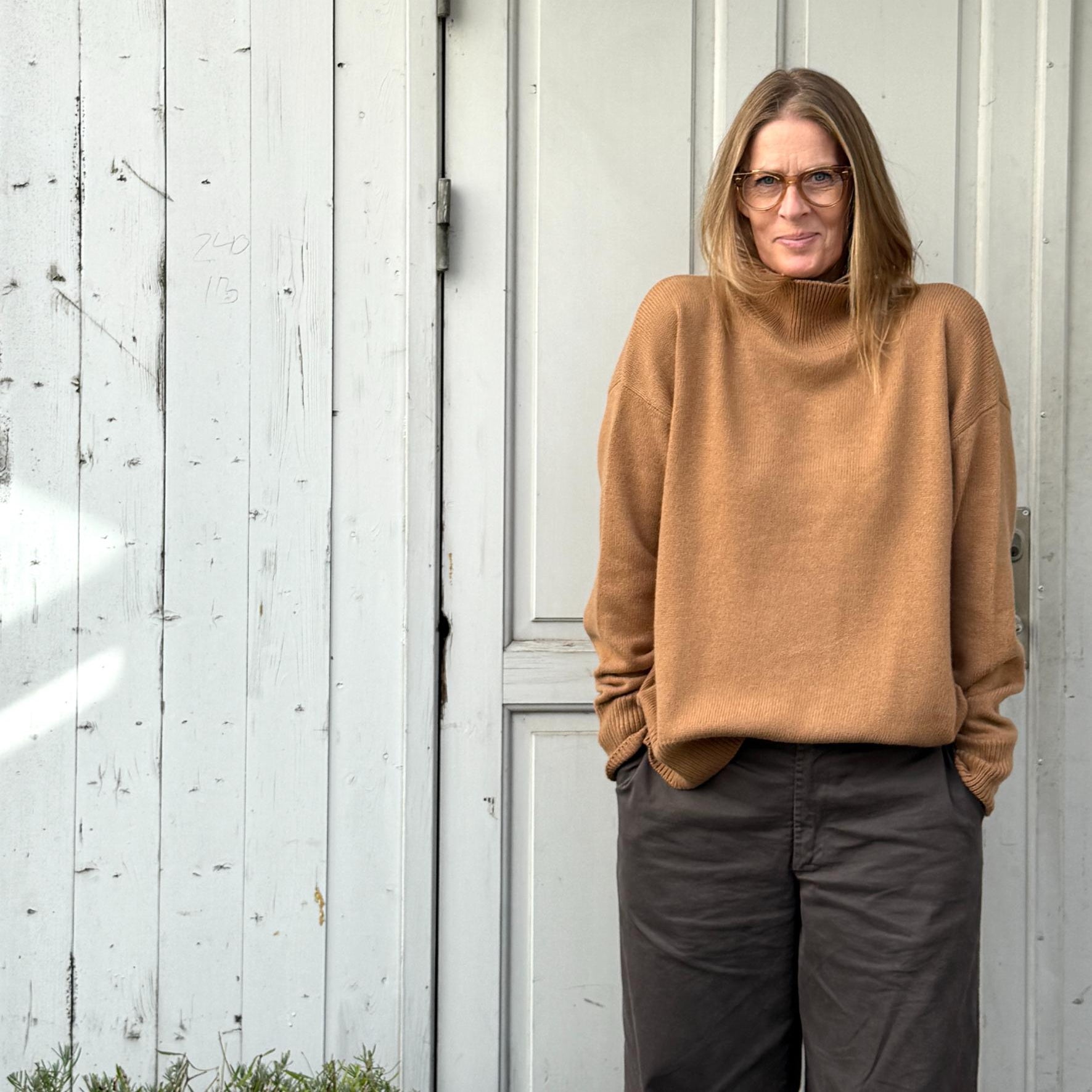 Vivian High striktrøjen fra Note Anecdote er en lækker tyk strik i en karrygul/brun farve med høj hals. Perfekt til vinter og de kolde måneder!