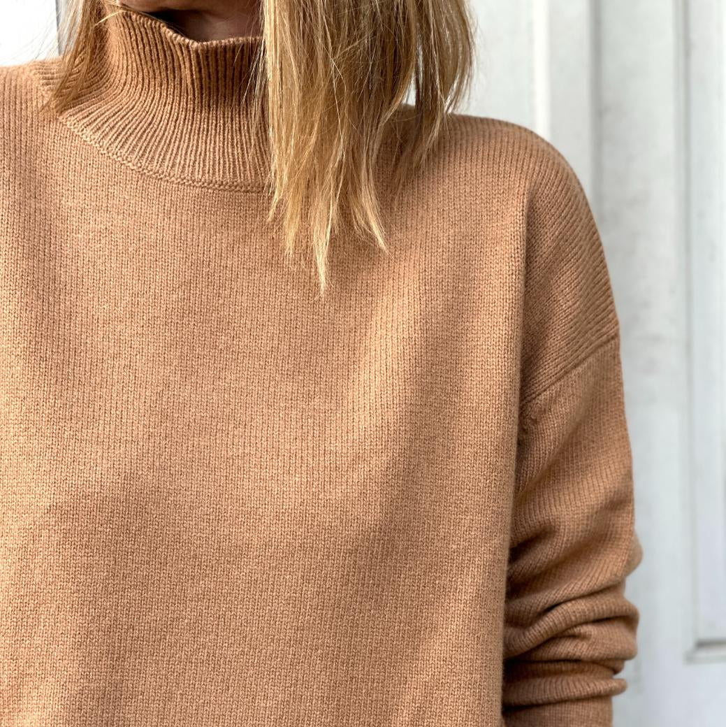 Vivian High striktrøjen fra Note Anecdote er en lækker tyk strik i en karrygul/brun farve med høj hals. Perfekt til vinter og de kolde måneder!