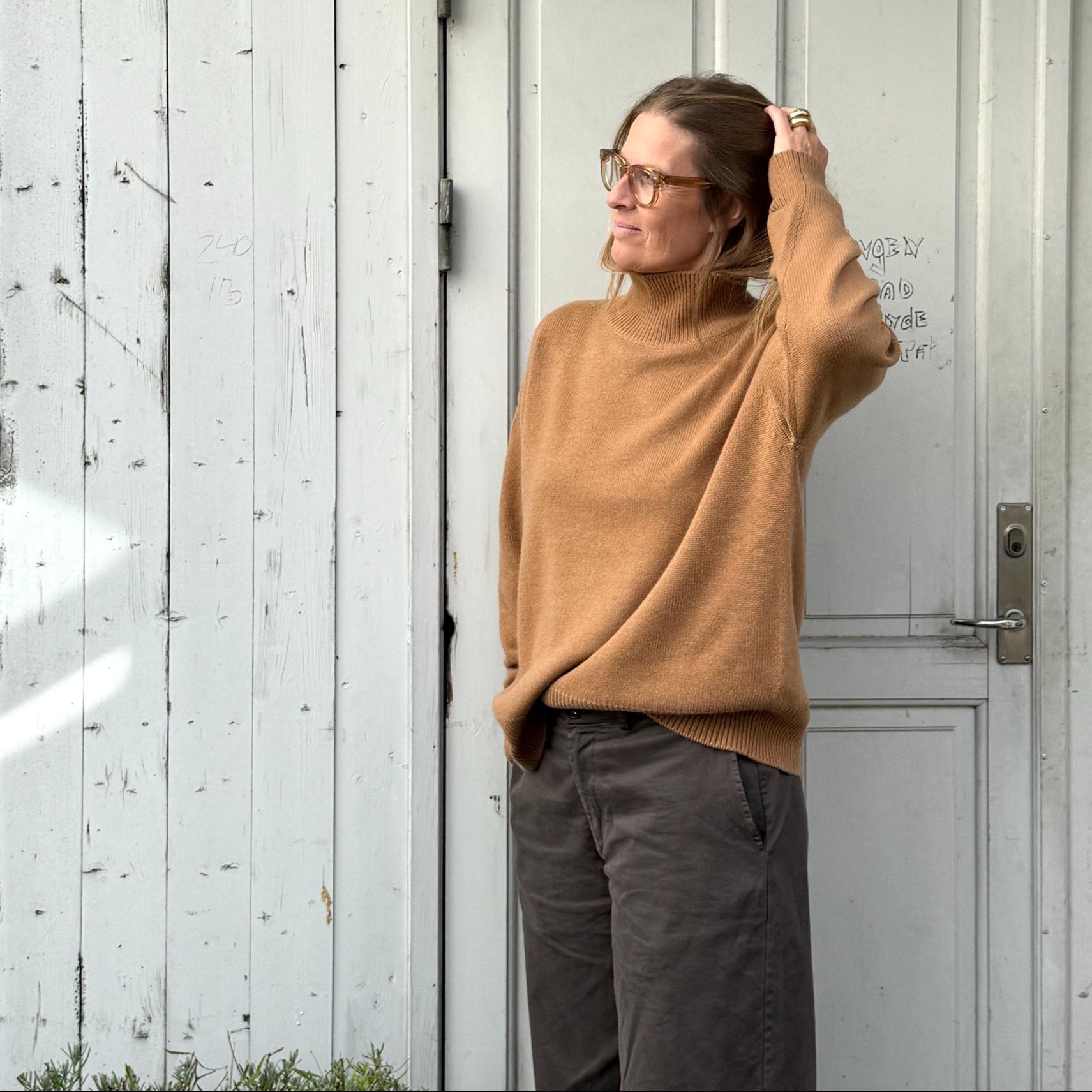 Vivian High striktrøjen fra Note Anecdote er en lækker tyk strik i en karrygul/brun farve med høj hals. Perfekt til vinter og de kolde måneder!