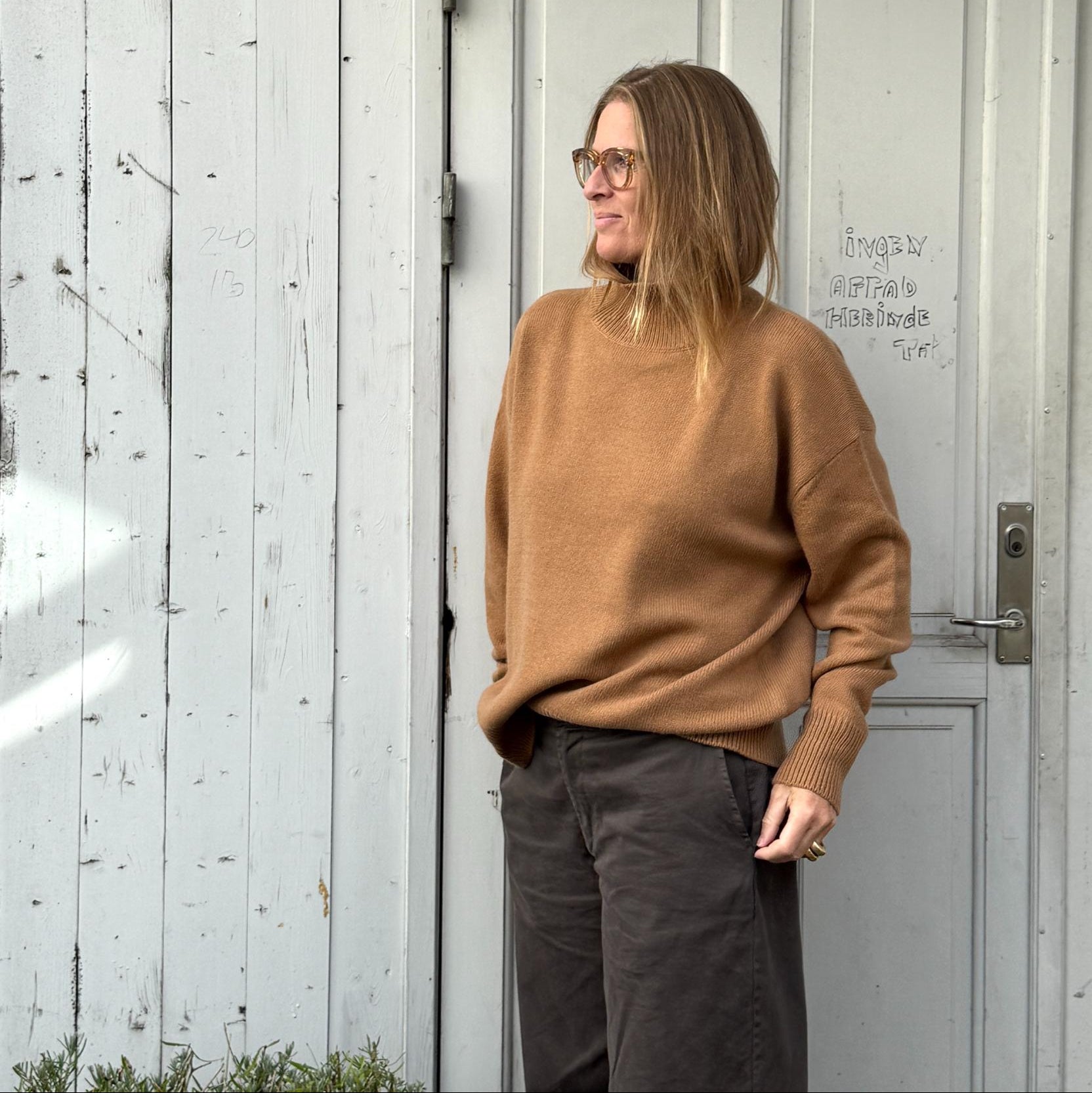 Vivian High striktrøjen fra Note Anecdote er en lækker tyk strik i en karrygul/brun farve med høj hals. Perfekt til vinter og de kolde måneder!