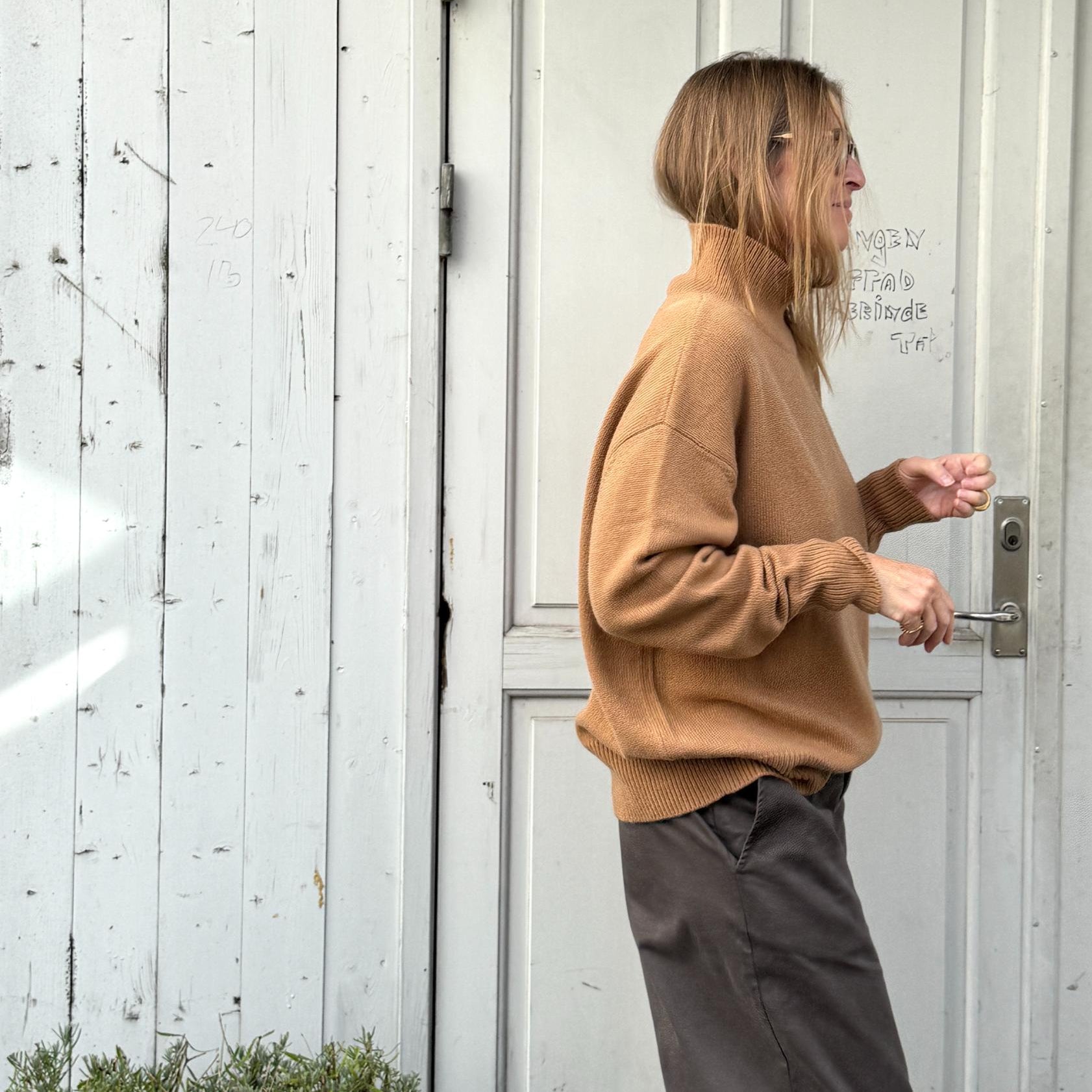 Vivian High striktrøjen fra Note Anecdote er en lækker tyk strik i en karrygul/brun farve med høj hals. Perfekt til vinter og de kolde måneder!