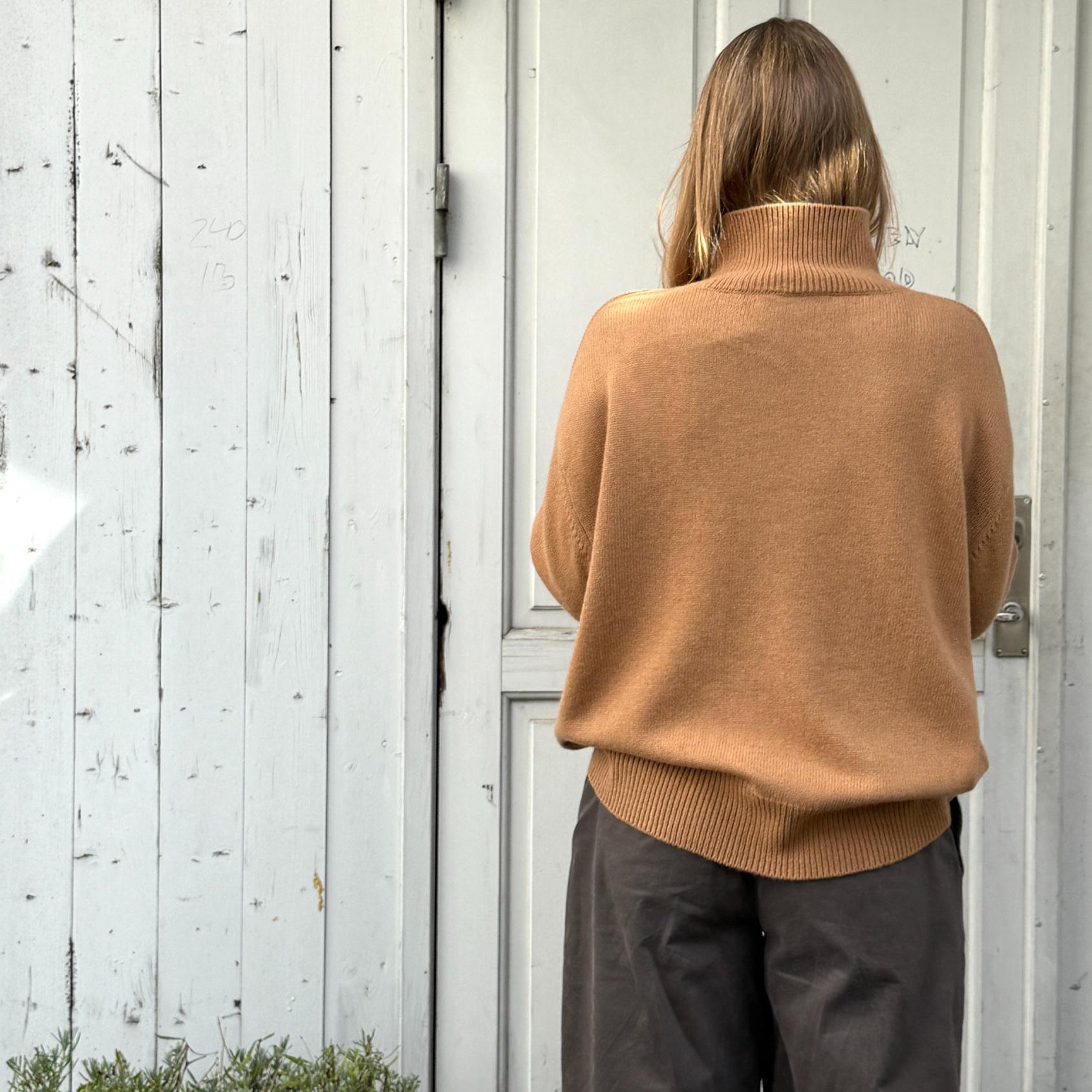 Vivian High striktrøjen fra Note Anecdote er en lækker tyk strik i en karrygul/brun farve med høj hals. Perfekt til vinter og de kolde måneder!