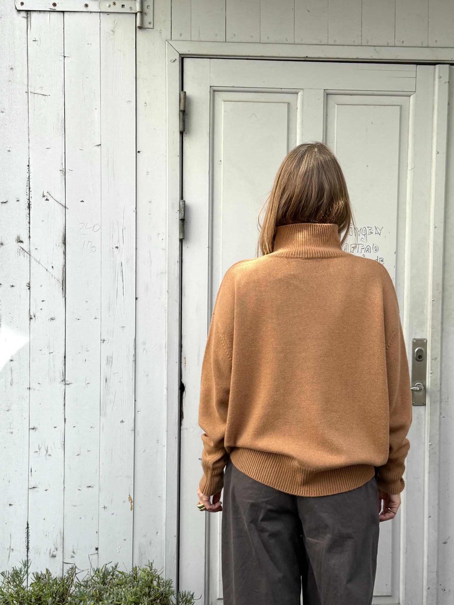 Vivian High striktrøjen fra Note Anecdote er en lækker tyk strik i en karrygul/brun farve med høj hals. Perfekt til vinter og de kolde måneder!