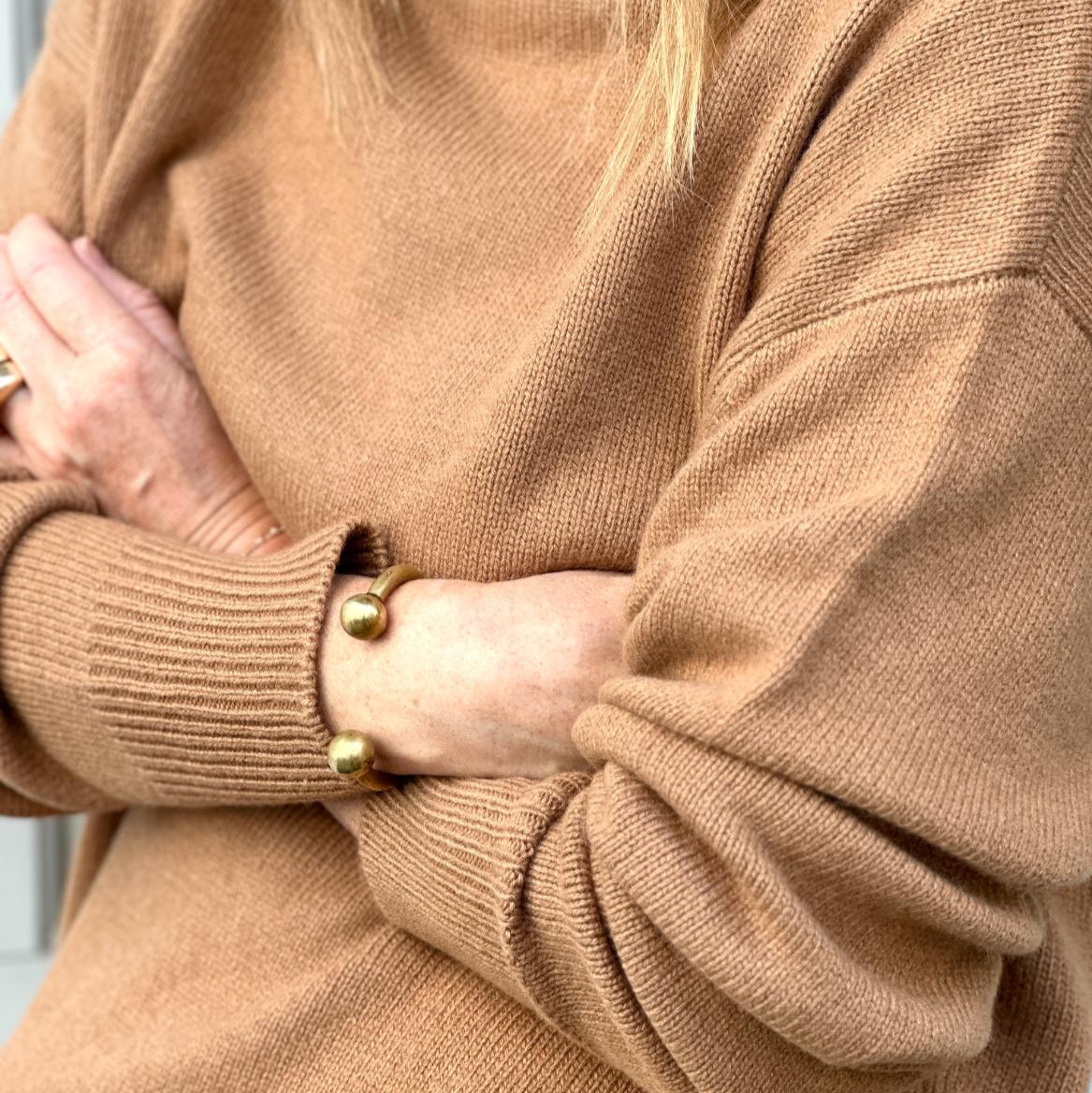 Vivian High striktrøjen fra Note Anecdote er en lækker tyk strik i en karrygul/brun farve med høj hals. Perfekt til vinter og de kolde måneder!