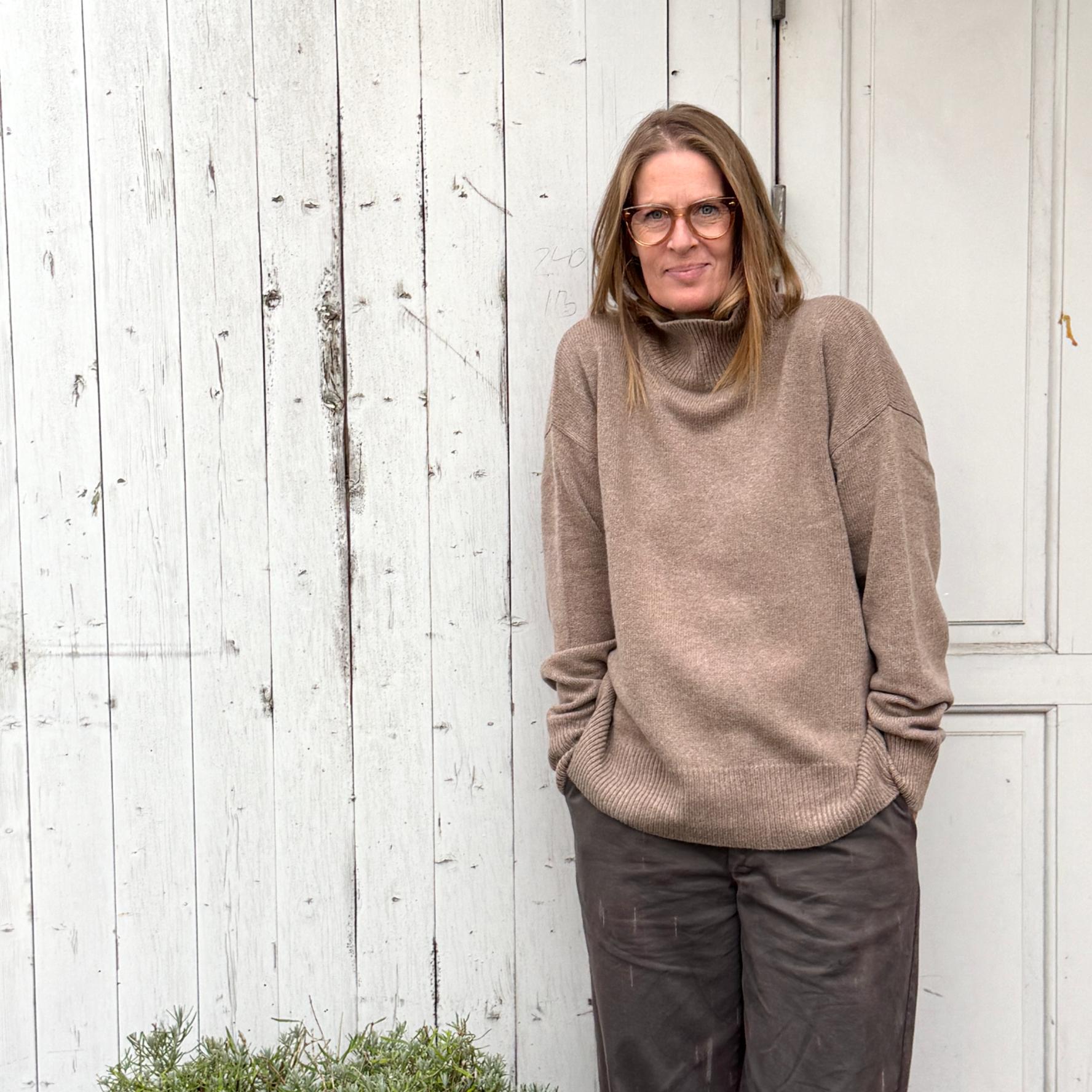 Vivian High striktrøjen fra Note Anecdote er en lækker tyk strik i en beige farve med høj hals. Perfekt til vinter og de kolde måneder!