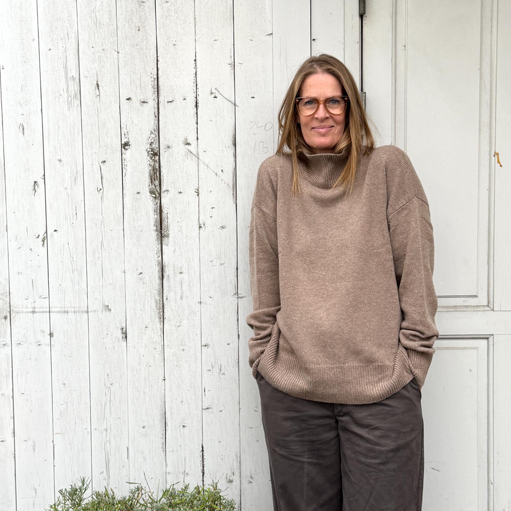 Vivian High striktrøjen fra Note Anecdote er en lækker tyk strik i en beige farve med høj hals. Perfekt til vinter og de kolde måneder!