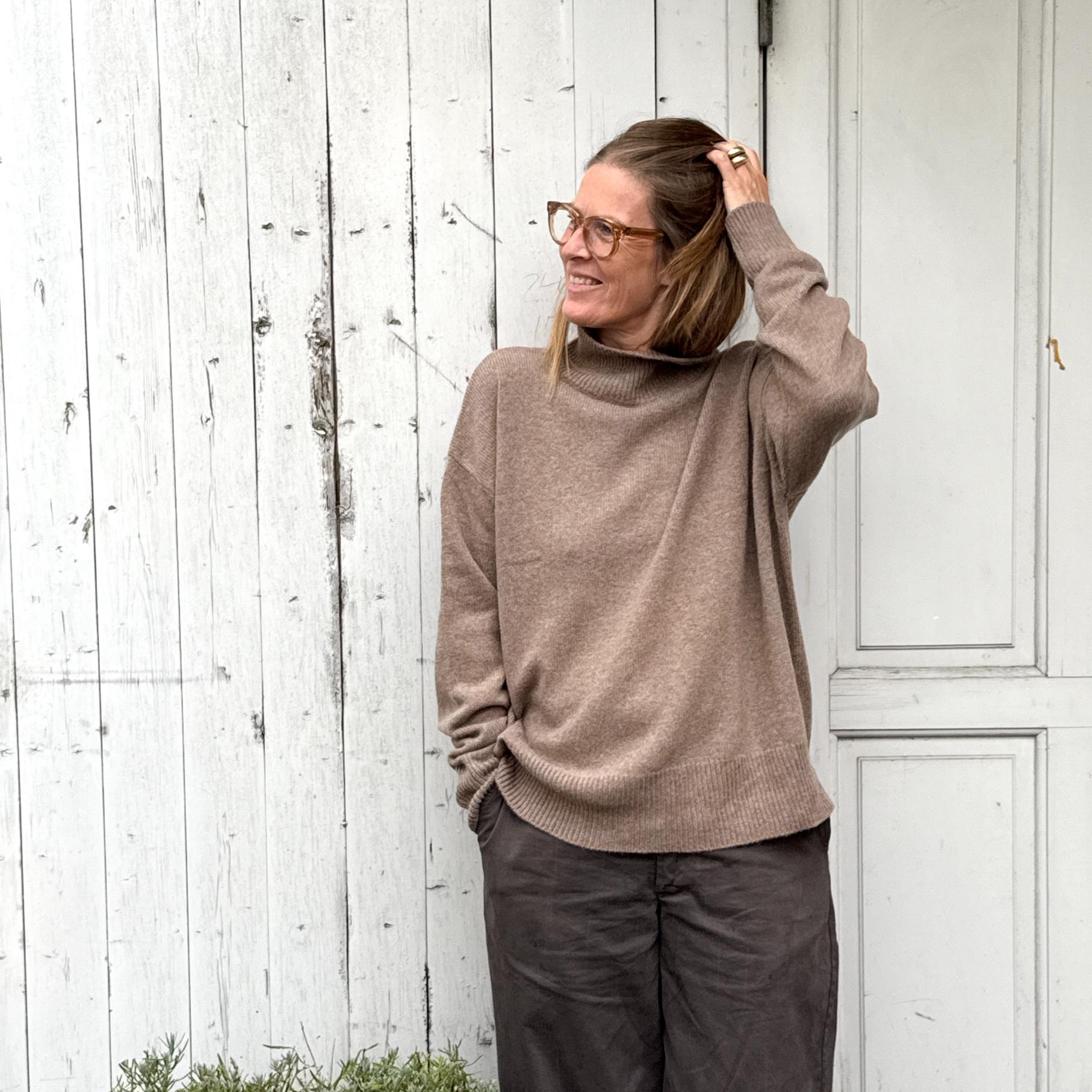 Vivian High striktrøjen fra Note Anecdote er en lækker tyk strik i en beige farve med høj hals. Perfekt til vinter og de kolde måneder!