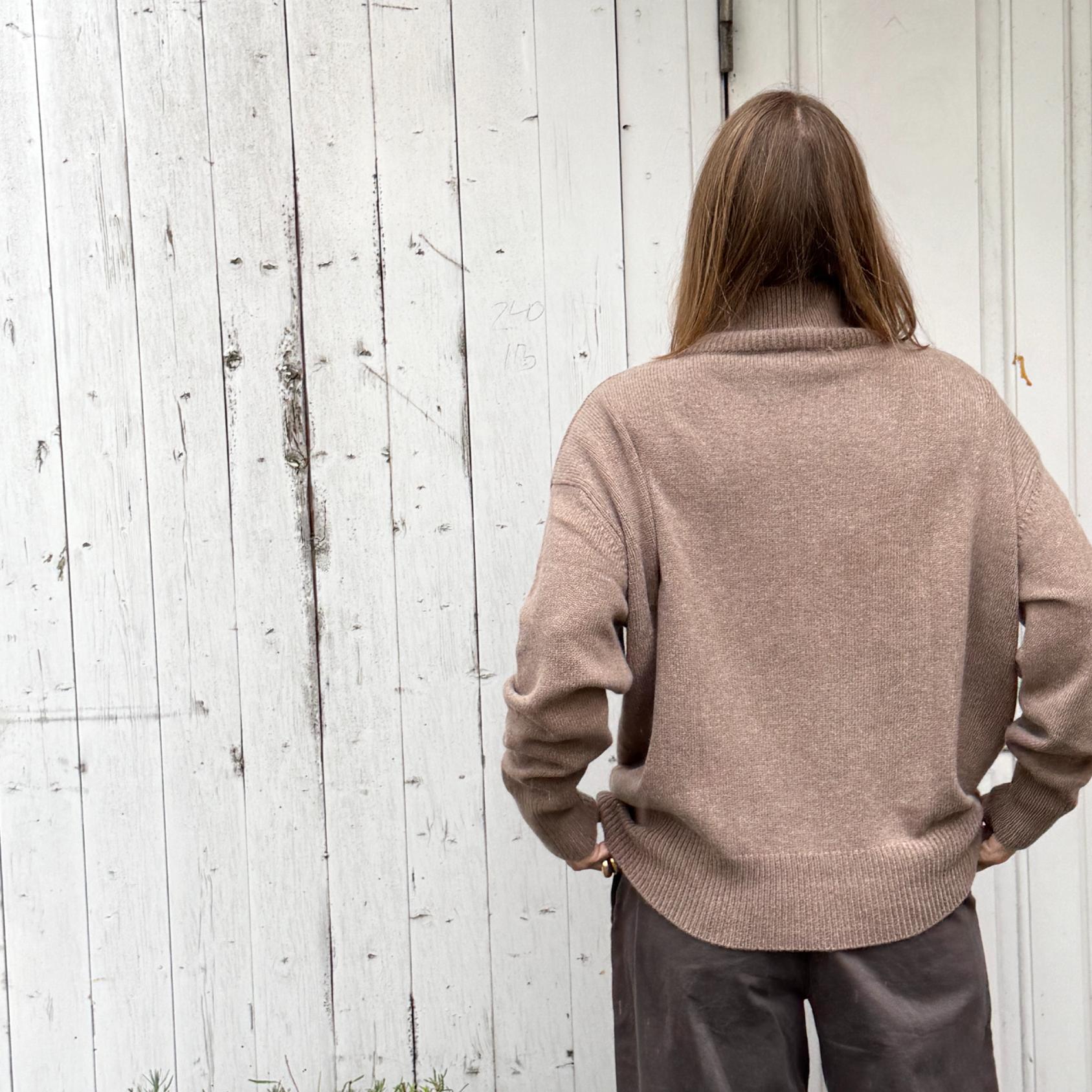 Vivian High striktrøjen fra Note Anecdote er en lækker tyk strik i en beige farve med høj hals. Perfekt til vinter og de kolde måneder!