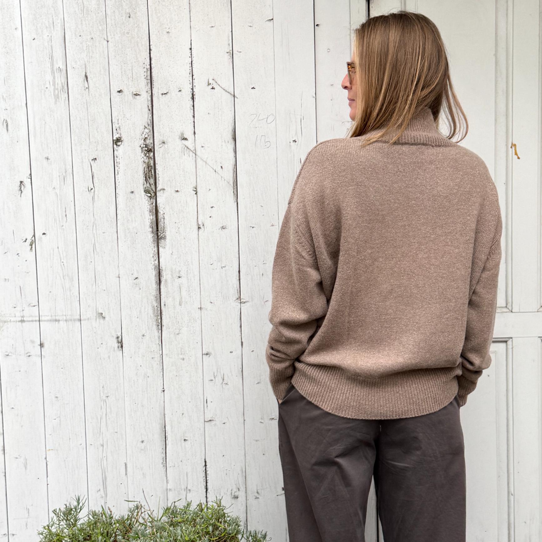 Vivian High striktrøjen fra Note Anecdote er en lækker tyk strik i en beige farve med høj hals. Perfekt til vinter og de kolde måneder!