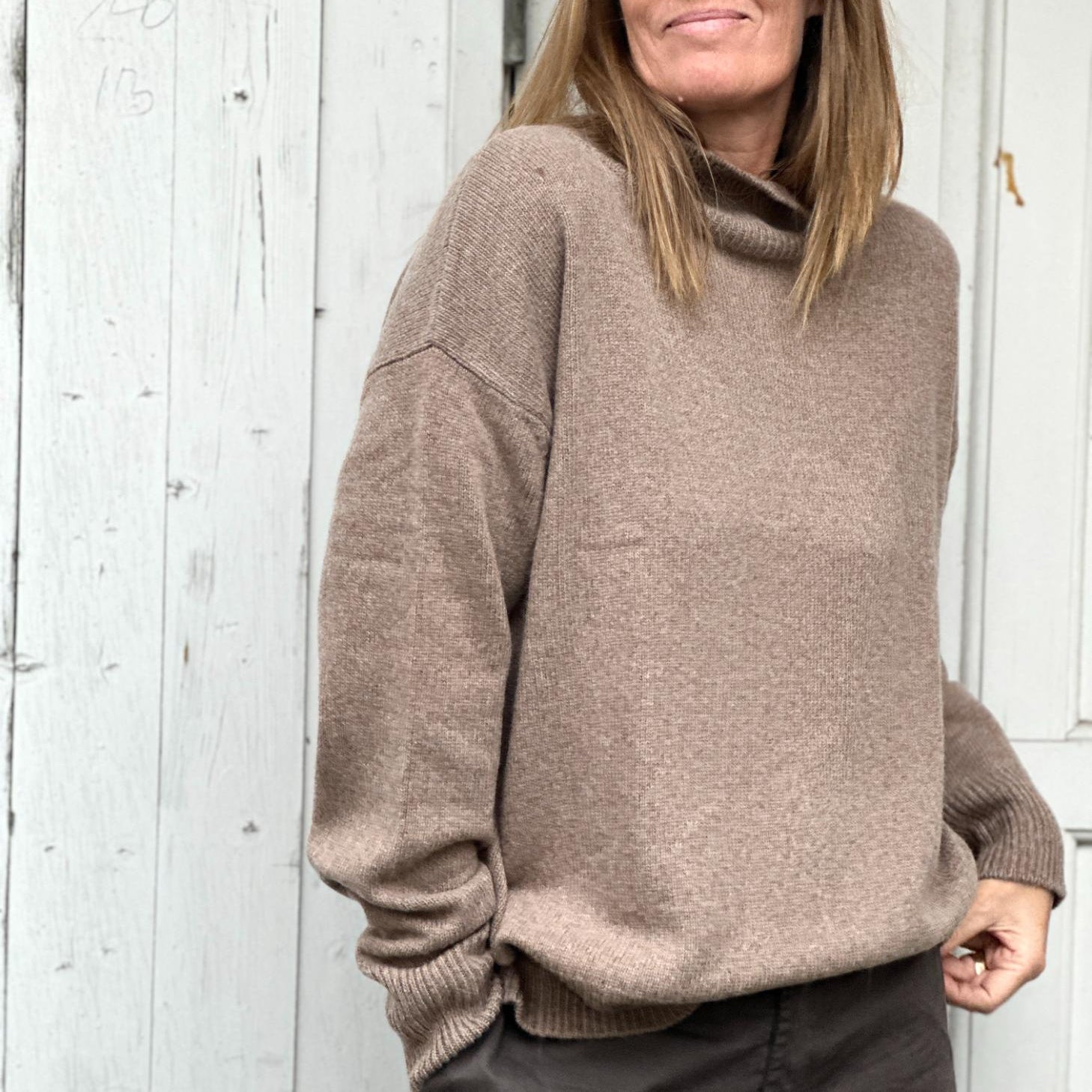 Vivian High striktrøjen fra Note Anecdote er en lækker tyk strik i en beige farve med høj hals. Perfekt til vinter og de kolde måneder!