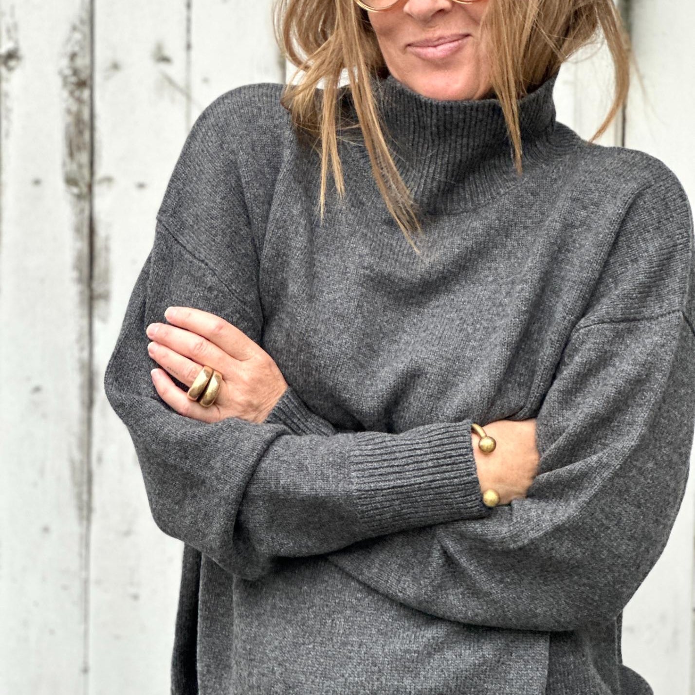 Vivian High striktrøjen fra Note Anecdote er en lækker tyk strik i en mørkegrå farve med høj hals. Perfekt til vinter og de kolde måneder!