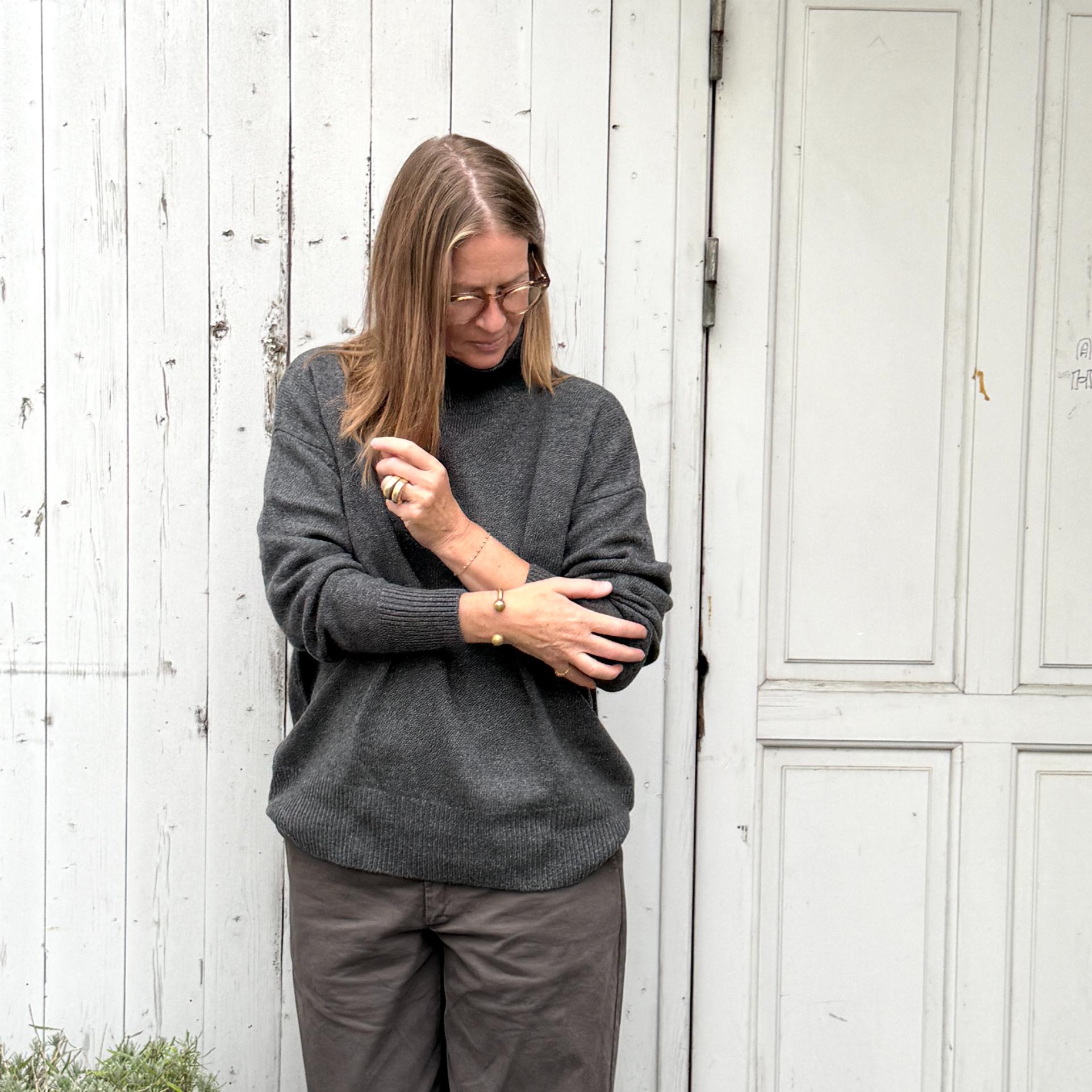 Vivian High striktrøjen fra Note Anecdote er en lækker tyk strik i en mørkegrå farve med høj hals. Perfekt til vinter og de kolde måneder!