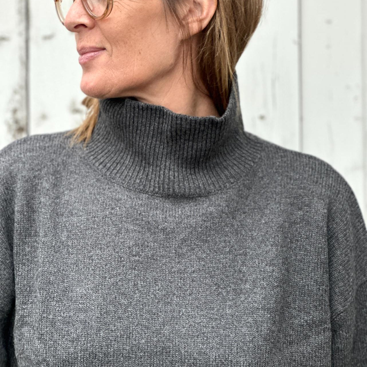 Vivian High striktrøjen fra Note Anecdote er en lækker tyk strik i en mørkegrå farve med høj hals. Perfekt til vinter og de kolde måneder!