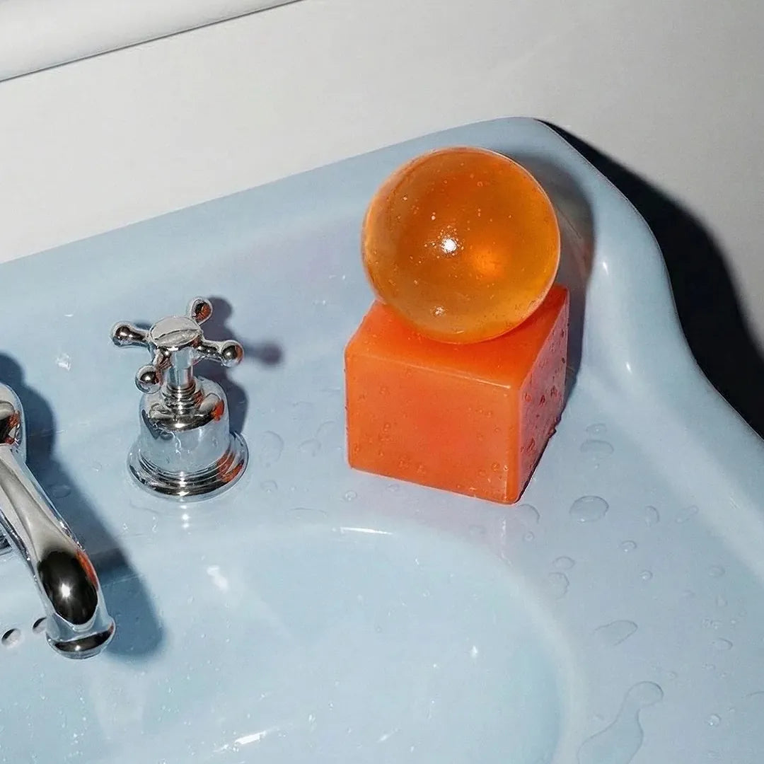 Gennemskinnelig orange OBA sæbe på koral base i fast resin