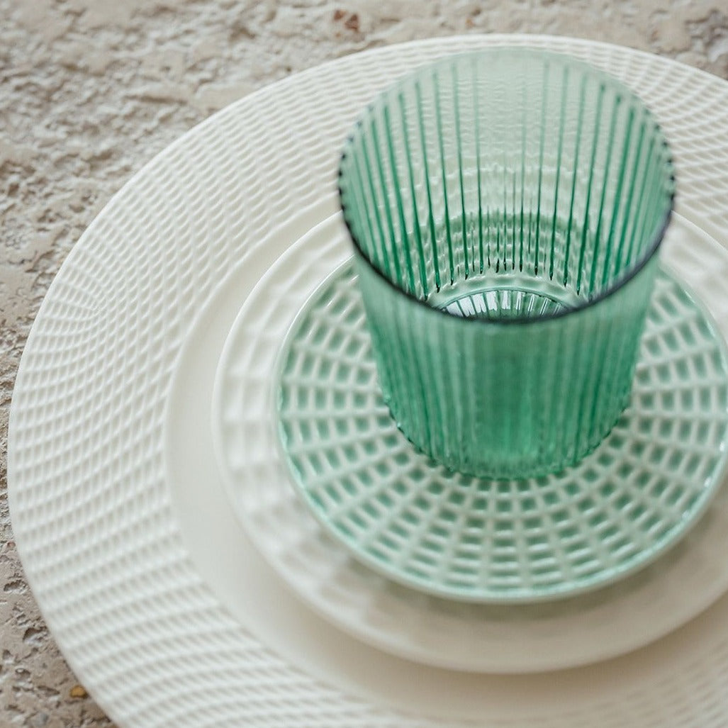 Pift dit bord op med de flotte riflet glas i farvet glas fra PAVEAU Glassware! Du kan enten vælge at mikse de forskellige farvet glas, eller du kan vælge dine glas i én farve. Bondi farven er en grøn farve