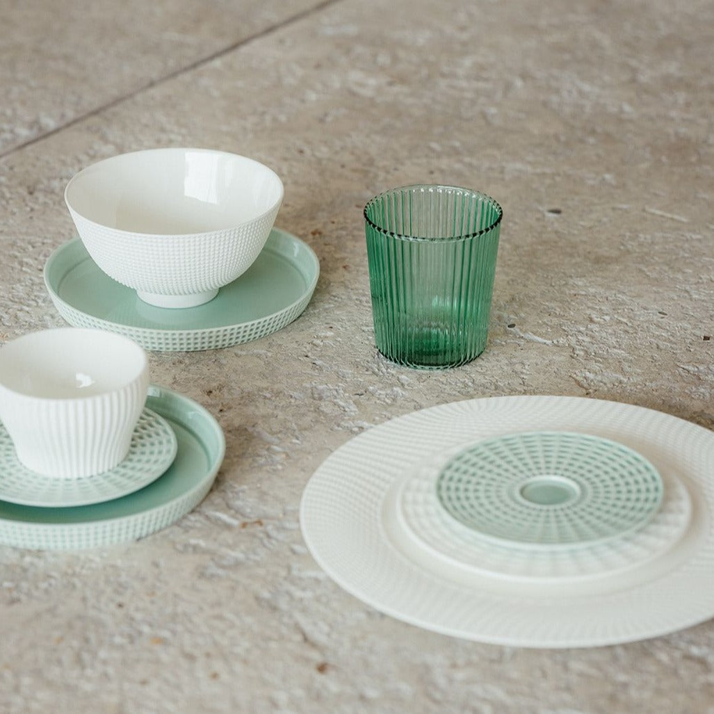 Pift dit bord op med de flotte riflet glas i farvet glas fra PAVEAU Glassware! Du kan enten vælge at mikse de forskellige farvet glas, eller du kan vælge dine glas i én farve. Bondi farven er en grøn farve