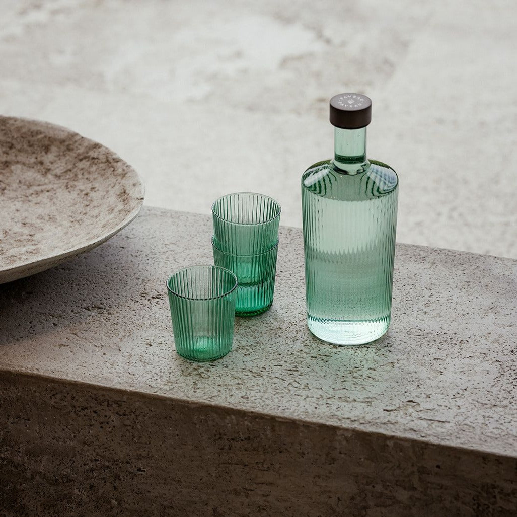 Pift dit bord op med de flotte riflet glas i farvet glas fra PAVEAU Glassware! Du kan enten vælge at mikse de forskellige farvet glas, eller du kan vælge dine glas i én farve. Bondi farven er en grøn farve